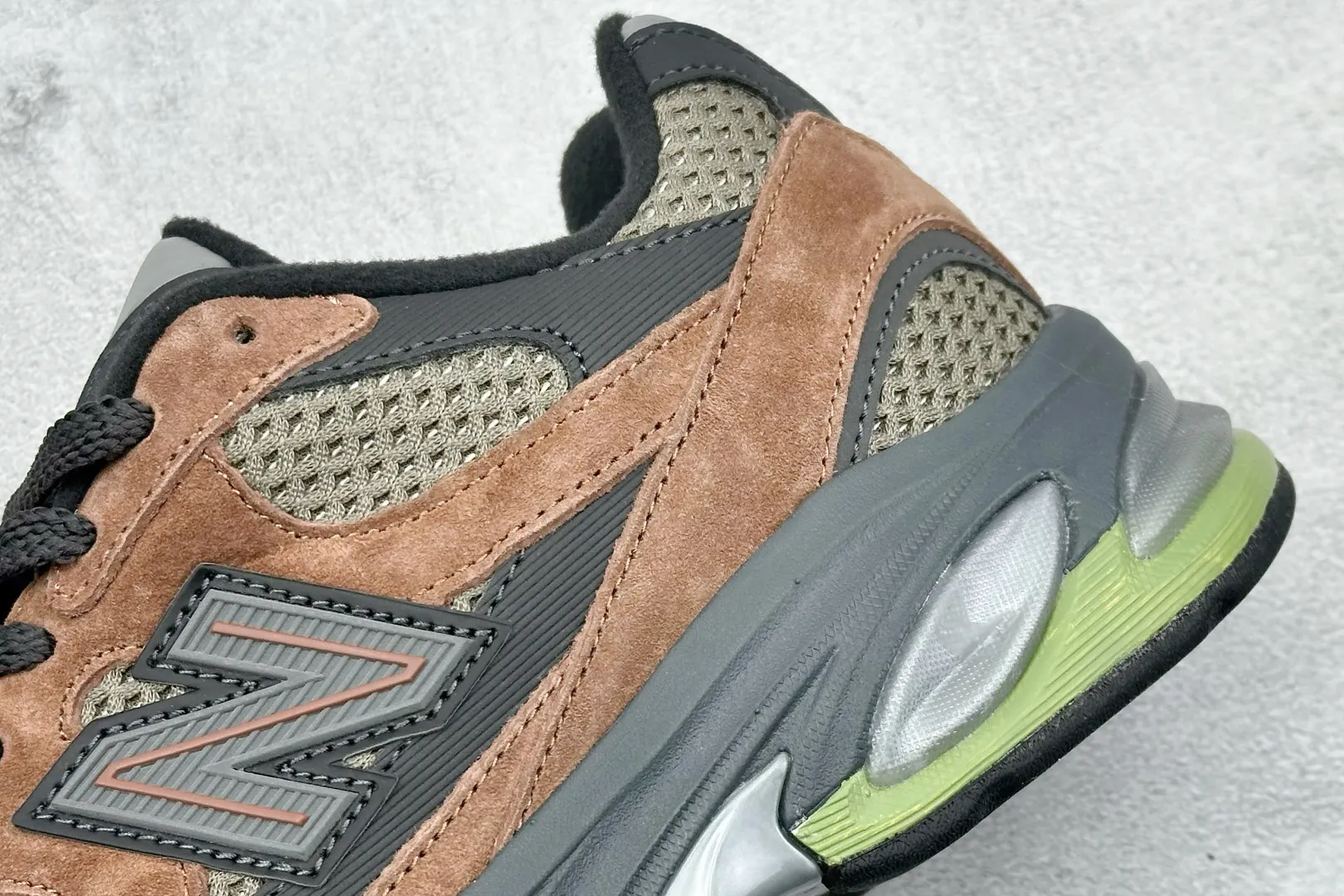 💰240 C版 NB New Balance 2010系列 新百伦经典复古休闲运动板鞋 以ENCAP中底配以升级版 N-ERGY缓震物料 鞋面则采用特色的柔软麂皮搭 以NewBalance经典的尼龙网布 低调中还原跑鞋本真 更年轻化的设计理念与材质 让新世代青年得以用全新视角体验经典鞋款的传奇魅力 官方货号:M2010BRN 尺码:36 37 37.5 38 38.5 39.5 40 40.5 41.5 42 42.5 43 44 45 46.5 编码:33