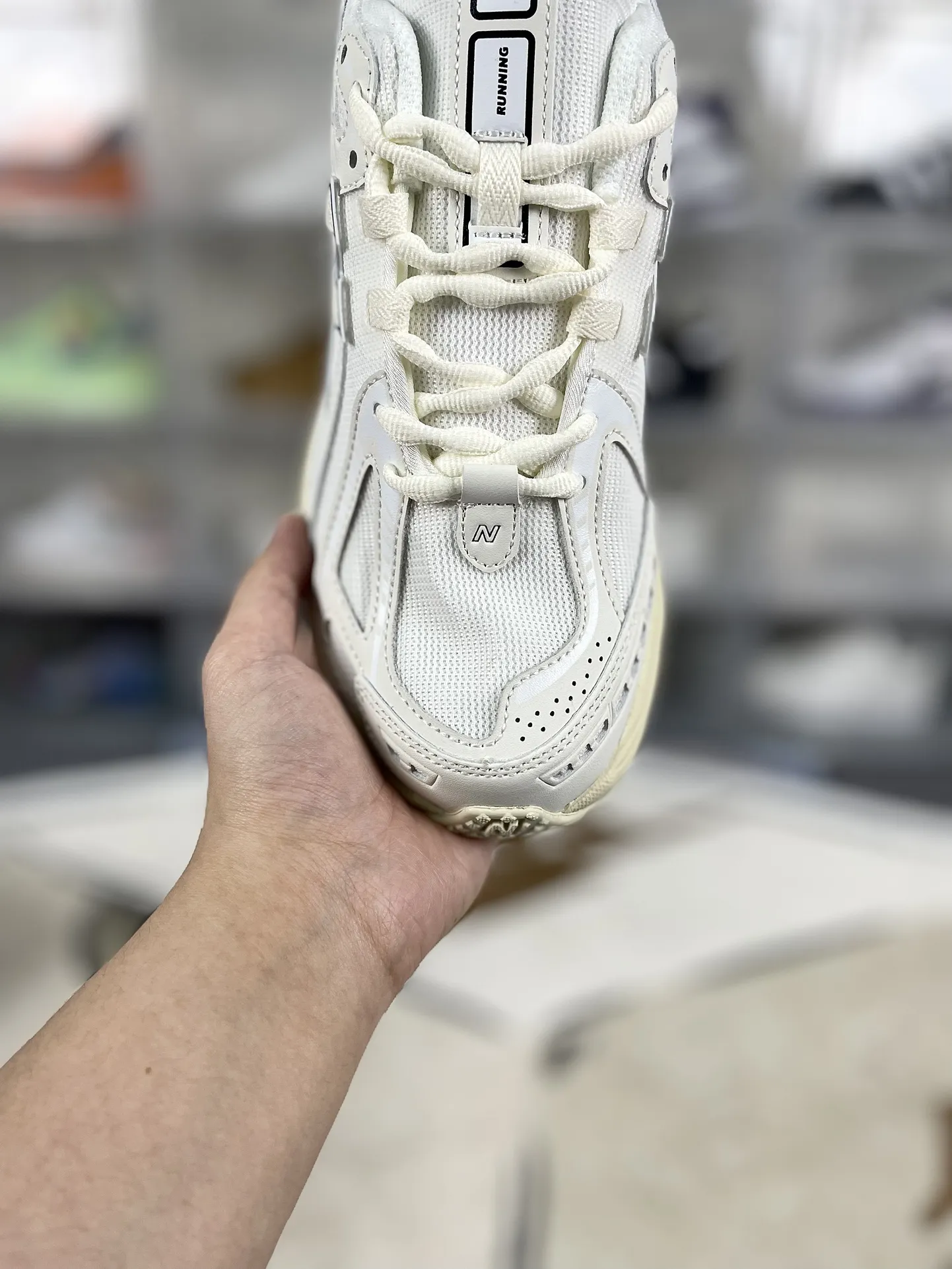 💰190 Z版纯原New Balance NB 1906R 舒适百搭减震支撑耐磨轻便透气防滑 低帮 休闲跑步鞋 男女同款 白色 ▪️New Balance以诞生于21世纪的科技跑鞋1906为蓝本,融合现代先锋科技与日常使用风格注入当代美学,革新演绎复古时尚。淋漓经典轮廓,致敬千福一代跑者的科技美学,1906R以现代设计语言还原初始配色,层次演绎时光更迭的魅力。 ▪️尺码:36-47(36 37 37.5 38 38.5 39.5 40 40.5 41.5 42 42.5 43 44 44.5 45 45.5 46.5 47) ▪️货号:M1906RWW