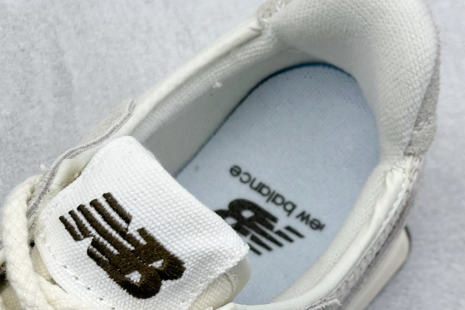 💰170 纯原 New Balance MS327 复古休闲运动慢跑鞋 全新 New Balance 327 系列，以更纯粹的复古风格设计打造的全新造型。侧身还以解构设计，将 N 字标志以做旧压花样式呈现，样式别具新意。而麂皮、冲孔皮革的塑造，则呈现出高级怀旧气质，也让鞋款在奢华时装风格与运动氛围之间达到了平衡 官方货号: U327WVA 尺码：36-45 编码：28