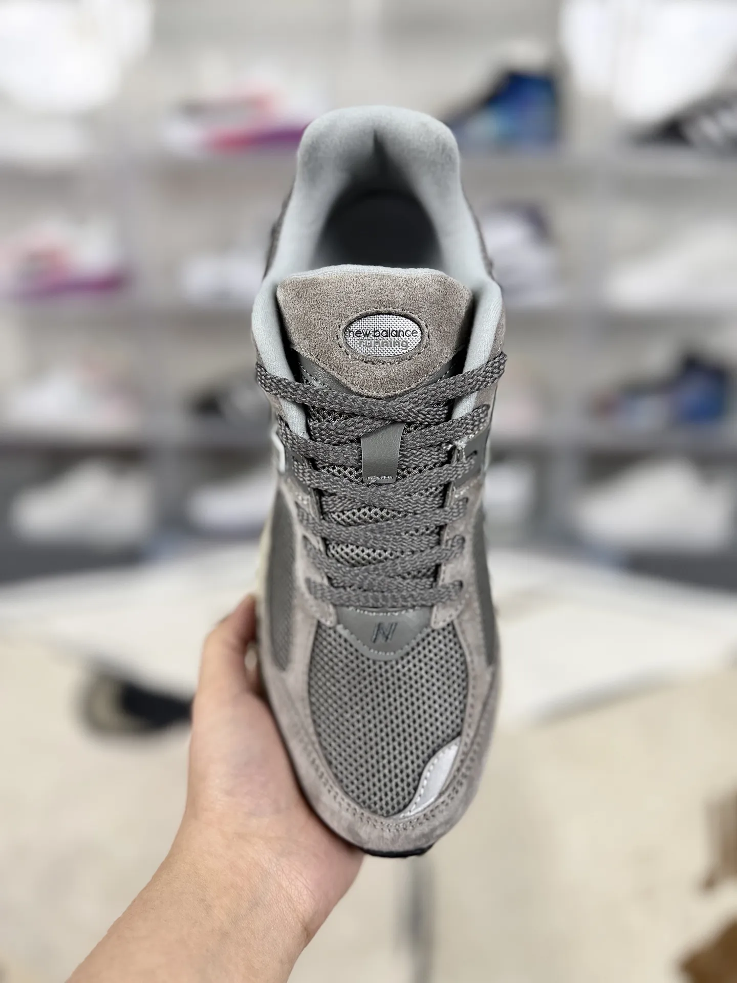 💰240 MR纯原 原厂麂皮New Balance NB 2002R 复古百搭耐磨包裹性支撑平衡增高 低帮跑步鞋 男女同款 元祖灰 新百伦 ▪️New Balance 2002系列复古跑步鞋,是一款备受喜爱的鞋款。鞋面采用柔软的麂皮和尼龙网布或透气网眼织物与猪巴皮革的结合,不仅透气性好,质感十足,还带有浓厚的复古感。鞋舌上的品牌标志与鞋面融为一体,提升了整体的质感;鞋侧的N字Logo采用特殊处理,呈现出独特的复古效果。中底采用缓震材质或轻量化的EVA材料,能够有效缓冲运动中对膝盖的冲击。配备了ABZORB缓震技术,能够在跑步过程中吸收和分散冲击力,减少对脚部的压力。升级版的N-ERGY缓震物料或能量回弹技术,为脚底提供了极致的舒适体验,并能将跑步时产生的能量回馈给脚部,提供更强劲的推进力。鞋底采用独特的弹性材料或T-Beam大底设计,提供良好的支撑和稳定性。鞋面采用透气网眼材料,轻薄柔软,能够有效排汗和通风,保持脚部干爽,减少异味产生。NB2002跑鞋以其独特的复古风格、出色的舒适度和支撑性能赢得了广泛好评。无论是运动爱好者还是时尚潮人,都能在这款鞋中找到自己的心仪之选。 ▪️尺码:36-46.5(36 37 37.5 38 38.5 39.5 40 40.5 41.5 42 42.5 43 44 44.5 45 46.5) ▪️货号:ML2002RC