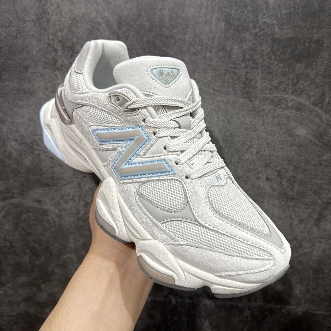 💰240【纯原版】 New Balance NB9060 联名款 复古休闲运动慢跑鞋 米绿色U9060ZGA 全套原楦原纸板原厂数据开发 进口三明治网面 原装进口翻毛皮料正确绒感卡色 正确中底拉帮中底网布细节 原厂标裁 带紫光防伪 定制后跟透明水晶模块 冲裁组合 大底贴合程度胶水上色把控完美 整洁度挑战全网艺术家 多道序QC把关品质完善 匠心打造 耗时两个月开发完成 工艺极其复杂难度可想而知 新开独立私模大底 全网唯一正确六层组合大底 高端零售专供产物 Size：36 37 37.5 38 38.5 39 40 40.5 41 42 42.5 43 44 45 46.5 编码：JP270300