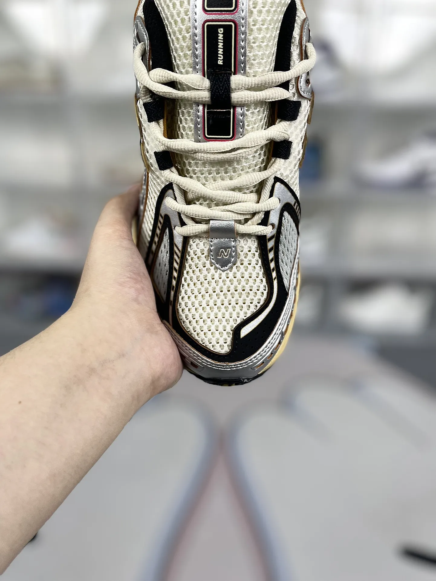 💰190 Z版纯原New Balance NB 1906R 复古潮流舒适透气增高 低帮 休闲跑步鞋 男女同款 米黑银 新百伦 ▪️New Balance以诞生于21世纪的科技跑鞋1906为蓝本，融合现代先锋科技与日常使用风格注入当代美学，革新演绎复古时尚。淋漓经典轮廓，致敬千福一代跑者的科技美学，1906R以现代设计语言还原初始配色，层次演绎时光更迭的魅力。 ▪️尺码：36-45（36 37 37.5 38 38.5 39.5 40 40.5 41.5 42 42.5 43 44 44.5 45） ▪️货号：M1906RAV