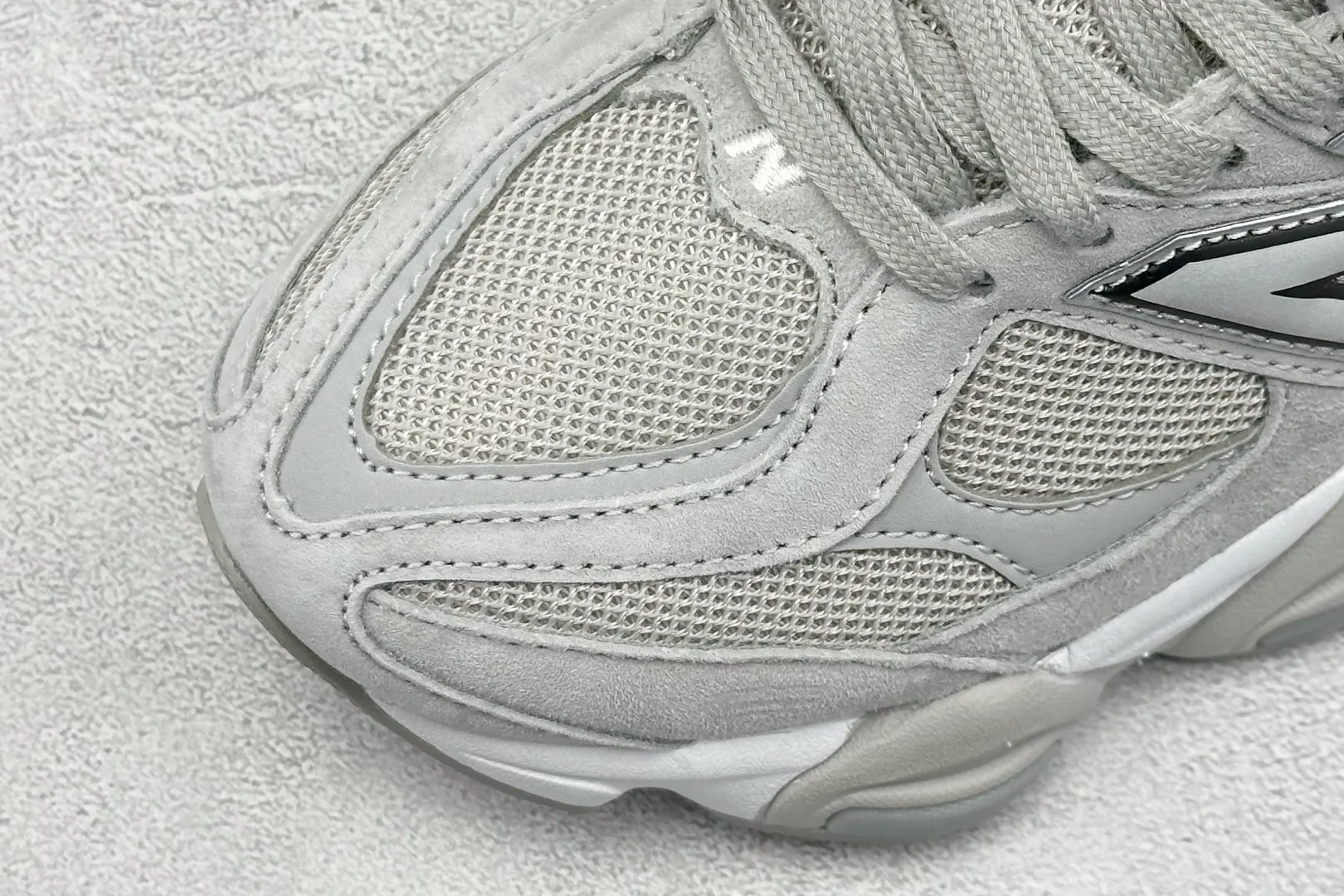 💰240 C版 Joe Freshgoods x New Balance NB9060 联名款 复古休闲运动慢跑鞋 #鞋款灵感源自设计师本人对夏日的怀日回忆。鞋面大身由空间双格及磨砂鞋面拼接而生，配以柔和、温暖的粉橘色调，夏日氛围拉满 #采用大面积网眼以及麂皮材质覆盖鞋身，还原经典气质。搭载ABZORB避震科技，由泡沫聚酯制成，上脚可以有效减少由鞋底反弹对身体及双腿的冲击力 货号： U9060JGR 尺码：36 37 37.5 38 38.5 39 40 40.5 41 42 42.5 43 44 44.5 45 46.5 编码：33