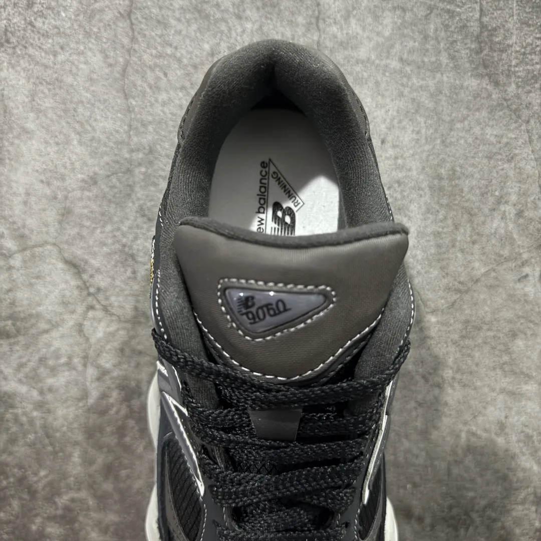 💰240【纯原版】 New Balance NB9060 联名款 复古休闲运动慢跑鞋 灰色 U9060ORA 全套原楦原纸板原厂数据开发 进口三明治网面 原装进口翻毛皮料正确绒感卡色 正确中底拉帮中底网布细节 原厂标裁 带紫光防伪 定制后跟透明水晶模块 冲裁组合 大底贴合程度胶水上色把控完美 整洁度挑战全网艺术家 多道序QC把关品质完善 匠心打造 耗时两个月开发完成 工艺极其复杂难度可想而知 新开独立私模大底 全网唯一正确六层组合大底 高端零售专供产物 Size：36 37 37.5 38 38.5 39 40 40.5 41.5 42 42.5 43 44 45 46.5 编码：JPC290300