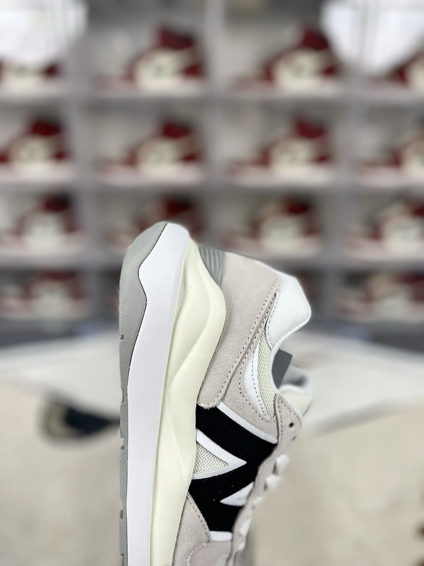 💰170 FX纯原New Balance NB 5740 复古 潮流 经典 皮革减震防滑耐磨 低帮 休闲跑步鞋 男女款 灰白黑 新百伦 ▪️NB5740跑鞋是一款集复古美学与现代科技于一身的鞋款。鞋面材质采用麂皮与网布的组合,左右脚材质差异化的设计(如翻毛皮与滑皮拼接),带来独特层次感。同时,鞋面上的反光N字Logo既呼应了90年代复古美学,又融入了现代潮流元素。中底采用泡沫与橡胶组合,提供了卓越的缓震效果,有效减少运动时对脚部的冲击力。网眼设计增强了透气性,搭配宽版鞋型,使得鞋子在保持包裹性的同时,也能确保穿着时的舒适度。无论是湿滑的路面还是干燥的环境,NB5740都能提供稳定的支撑和保护。其防滑外底和耐磨材质的设计,让鞋子在各种地形下都能保持出色的抓地力。无论是健身房锻炼还是户外跑步,NB5740都能轻松应对。其简约而不失时尚的外观设计,使得NB5740在日常休闲逛街时也同样引人注目。 ▪️尺码:36-45(36 37 37.5 38 38.5 39.5 40 40.5 41.5 42 42.5 43 44 44.5 45) ▪️货号:M5740CBC