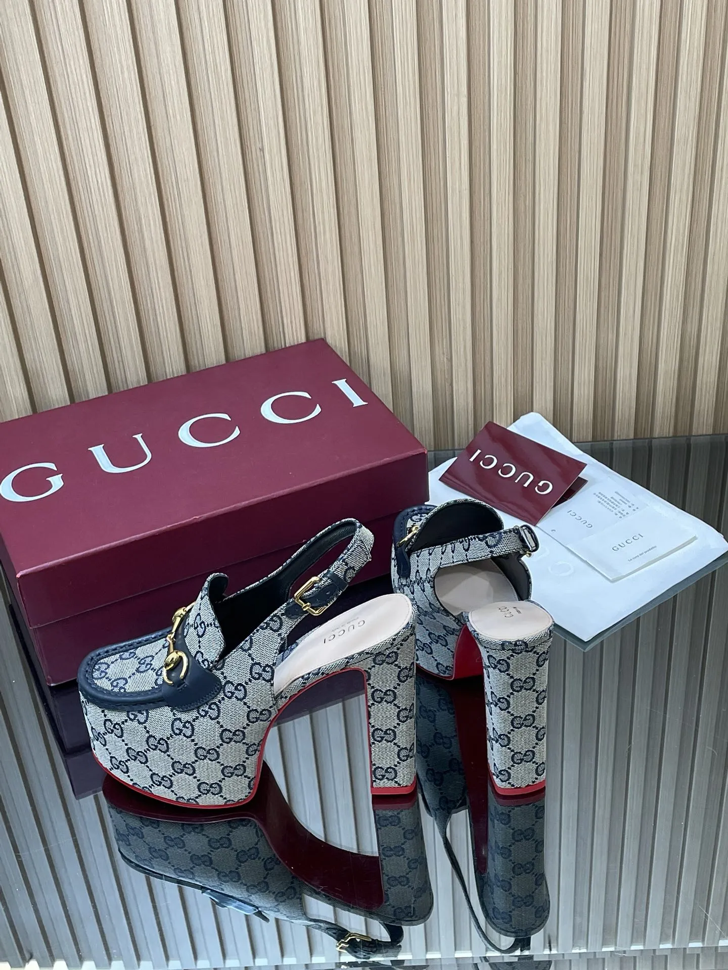 2026早春系列Gucci/古奇🔥新品🆕撞色红底🔥防水台马鞍扣 马衔扣 厚底后系带乐福鞋🆕老花G布单鞋💰350🔥高跟厚底防水台慕勒凉鞋，鞋柜必备款 原版套楦 高端品质👍 典藏图案继续在Guucci全新系列中大放异彩。全新系列匠心呈献马衔扣配件，彰显品牌马术传承。这款女士后系带鞋采用‼️大红撞色底‼️高跟点睛亮眼设计，打造稳固而舒适的穿着体验，浅金色调配件，踝部可调节搭扣开合方便穿搭💋✌️ 面料：进口GG老花帆布+牛皮 原版1:1定制五金 内里： 羊皮垫脚 大底：意大利真皮大底 跟高：后高跟14cm 前防水台：5cm 码数：35-42（404142订） 包装：全套原版高端包装 意大利创作