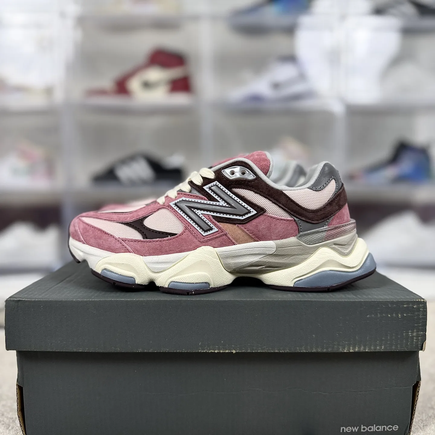 💰190 R版纯原New Balance NB 9060 织物猪皮 复古拼色 透气 低帮 生活休闲鞋 男女同款 砖红色 新百伦 ▪️New Balance 9060跑鞋是一款备受关注的复古风格运动鞋,是New Balance与芝加哥街头品牌Joe Freshgoods联名推出的,旨在将复古与现代元素相结合,为消费者带来全新的穿着体验。9060鞋款整体设计借鉴了90年代的复古风潮,麂皮与织物材质的组合,让鞋面质感十足,波浪形的流线型设计与老爹鞋的风格完美契合。中底采用了New Balance独特的“ABZORB”缓震技术,为穿着者提供卓越的缓震性能和舒适的穿着体验。鞋面采用网布和合成材料,提升了透气性,增加了舒适度。鞋底提供了坚固的抓地力和耐用性,确保了在各种地面上的稳定性。 ▪️尺码:36-40(36 37 37.5 38 38.5 39.5 40) ▪️货号:U9060TRU