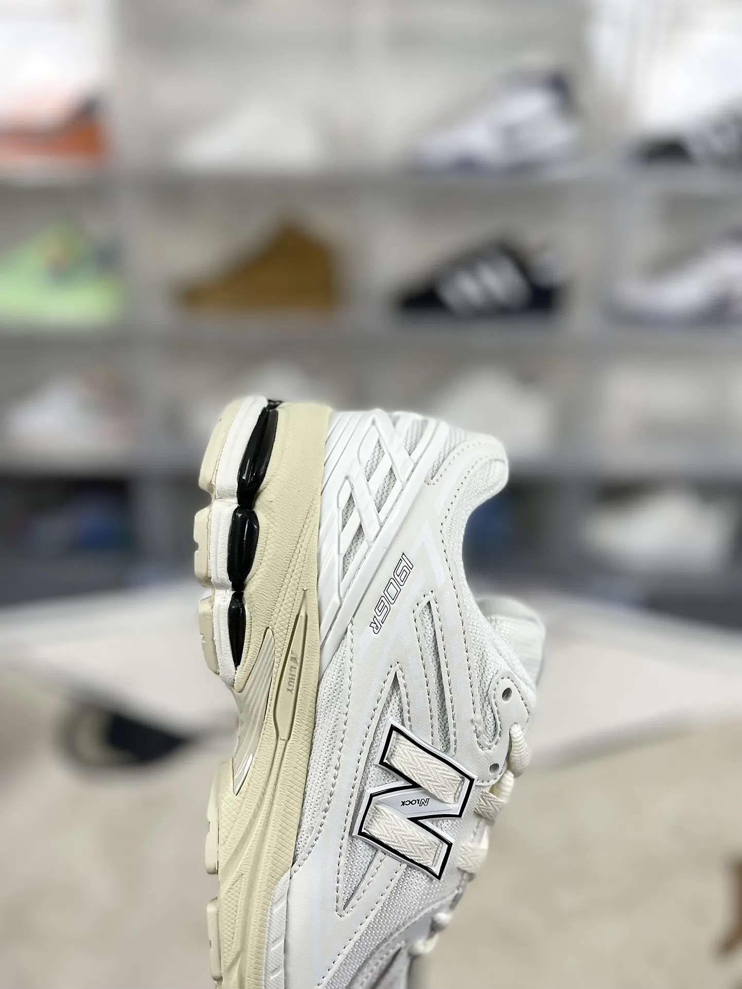 💰190 Z版纯原New Balance NB 1906R 舒适百搭减震支撑耐磨轻便透气防滑 低帮 休闲跑步鞋 男女同款 白色 ▪️New Balance以诞生于21世纪的科技跑鞋1906为蓝本，融合现代先锋科技与日常使用风格注入当代美学，革新演绎复古时尚。淋漓经典轮廓，致敬千福一代跑者的科技美学，1906R以现代设计语言还原初始配色，层次演绎时光更迭的魅力。 ▪️尺码：36-47（36 37 37.5 38 38.5 39.5 40 40.5 41.5 42 42.5 43 44 44.5 45 45.5 46.5 47） ▪️货号：M1906RWW