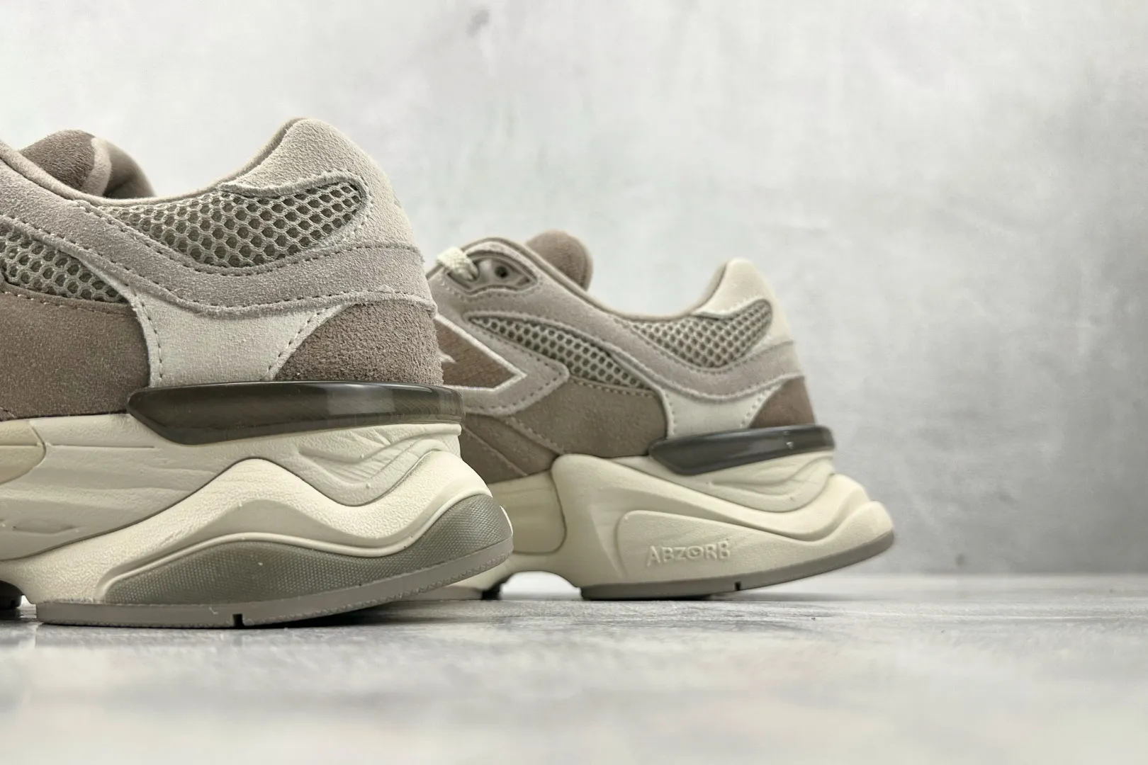 💰240 C版 纯原 大厂出品 新百伦9060 New Balance NB 9060 灰棕色 货号:U9060ERC 尺码：36 37 37.5 38 38.5 39.5 40 40.5 41.5 42 42.5 43 44 44.5 45 46 46.5 编码：33