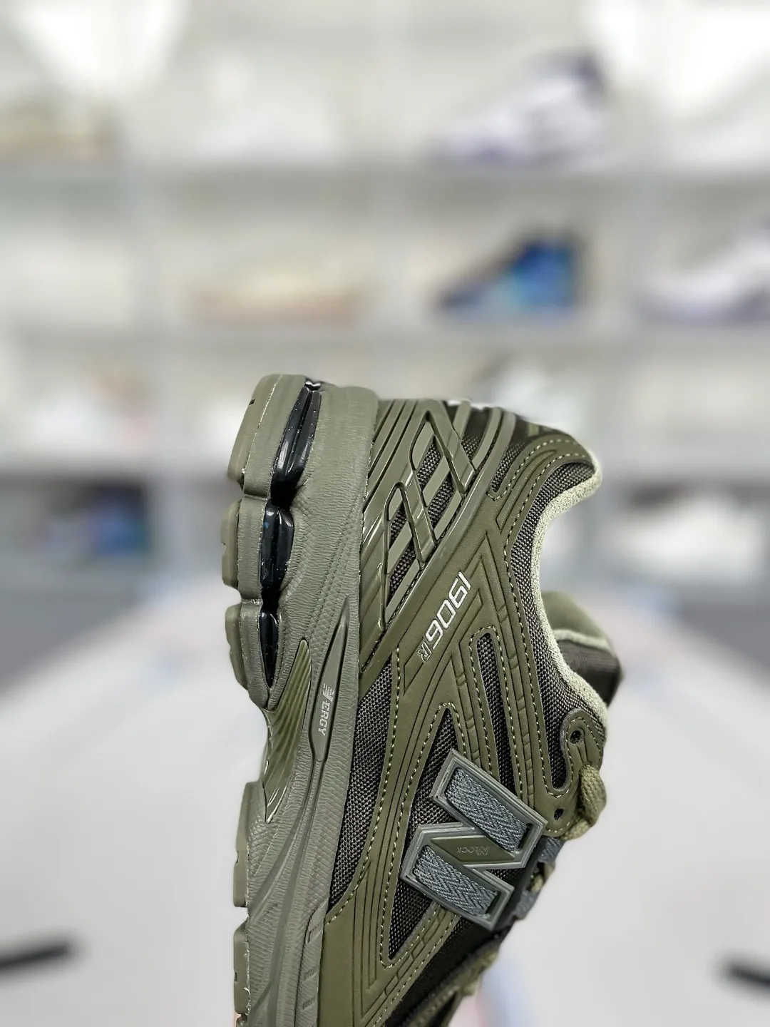 💰190 Z版纯原New Balance NB 1906R 复古潮流休闲防滑耐磨轻便 低帮 训练跑步鞋 男女同款 军绿色 新百伦 ▪️New Balance以诞生于21世纪的科技跑鞋1906为蓝本,融合现代先锋科技与日常使用风格注入当代美学,革新演绎复古时尚。淋漓经典轮廓,致敬千福一代跑者的科技美学,1906R以现代设计语言还原初始配色,层次演绎时光更迭的魅力。 ▪️尺码:36-45(36 37 37.5 38 38.5 39.5 40 40.5 41.5 42 42.5 43 44 44.5 45) ▪️货号:M1906RS