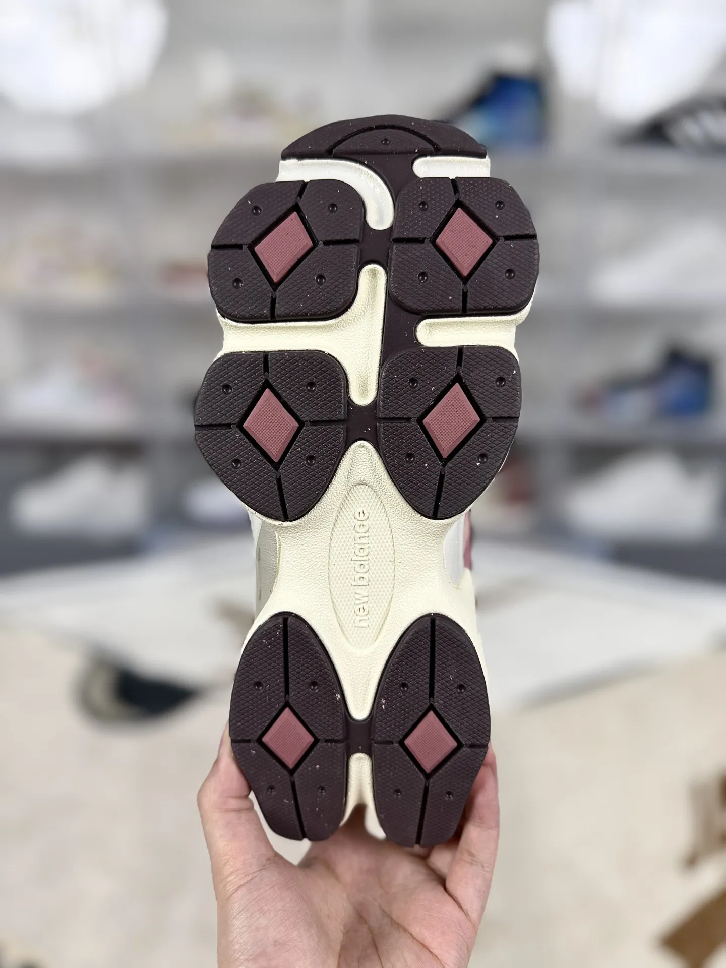 💰190 R版纯原New Balance NB 9060 织物猪皮 复古拼色 透气 低帮 生活休闲鞋 男女同款 砖红色 新百伦 ▪️New Balance 9060跑鞋是一款备受关注的复古风格运动鞋,是New Balance与芝加哥街头品牌Joe Freshgoods联名推出的,旨在将复古与现代元素相结合,为消费者带来全新的穿着体验。9060鞋款整体设计借鉴了90年代的复古风潮,麂皮与织物材质的组合,让鞋面质感十足,波浪形的流线型设计与老爹鞋的风格完美契合。中底采用了New Balance独特的“ABZORB”缓震技术,为穿着者提供卓越的缓震性能和舒适的穿着体验。鞋面采用网布和合成材料,提升了透气性,增加了舒适度。鞋底提供了坚固的抓地力和耐用性,确保了在各种地面上的稳定性。 ▪️尺码:36-40(36 37 37.5 38 38.5 39.5 40) ▪️货号:U9060TRU