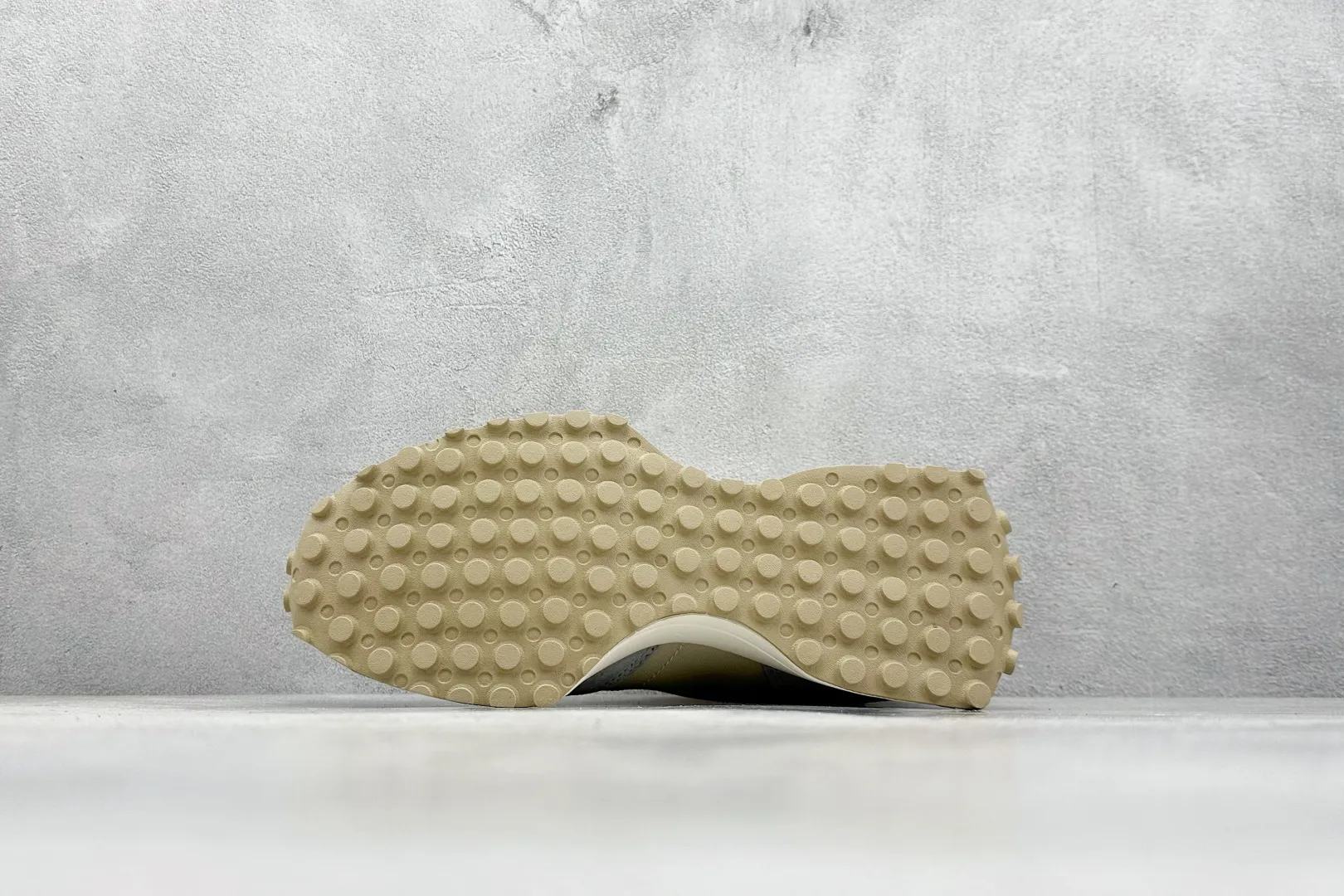 💰170 纯原New Balance MS327 复古休闲运动慢跑鞋 全新 New Balance 327 系列,以更纯粹的复古风格设计打造的全新造型。侧身还以解构设计,将 N 字标志以做旧压花样式呈现,样式别具新意。而麂皮、冲孔皮革的塑造,则呈现出高级怀旧气质,也让鞋款在奢华时装风格与运动氛围之间达到了平衡 官方货号: MS327MS 尺码:36-45 编码:28