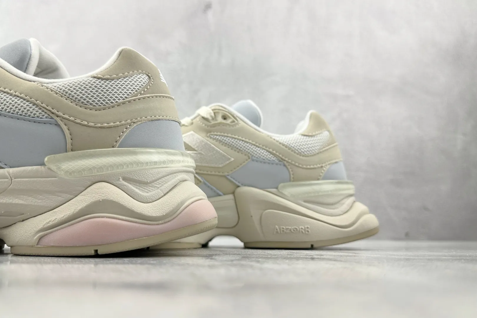 💰240 C版 纯原 大厂出品 新百伦9060 New Balance NB 9060 米白 货号: U9060JDS 尺码：36 37 37.5 38 38.5 39.5 40 40.5 41.5 42 42.5 43 44 44.5 45 46 46.5 编码：33