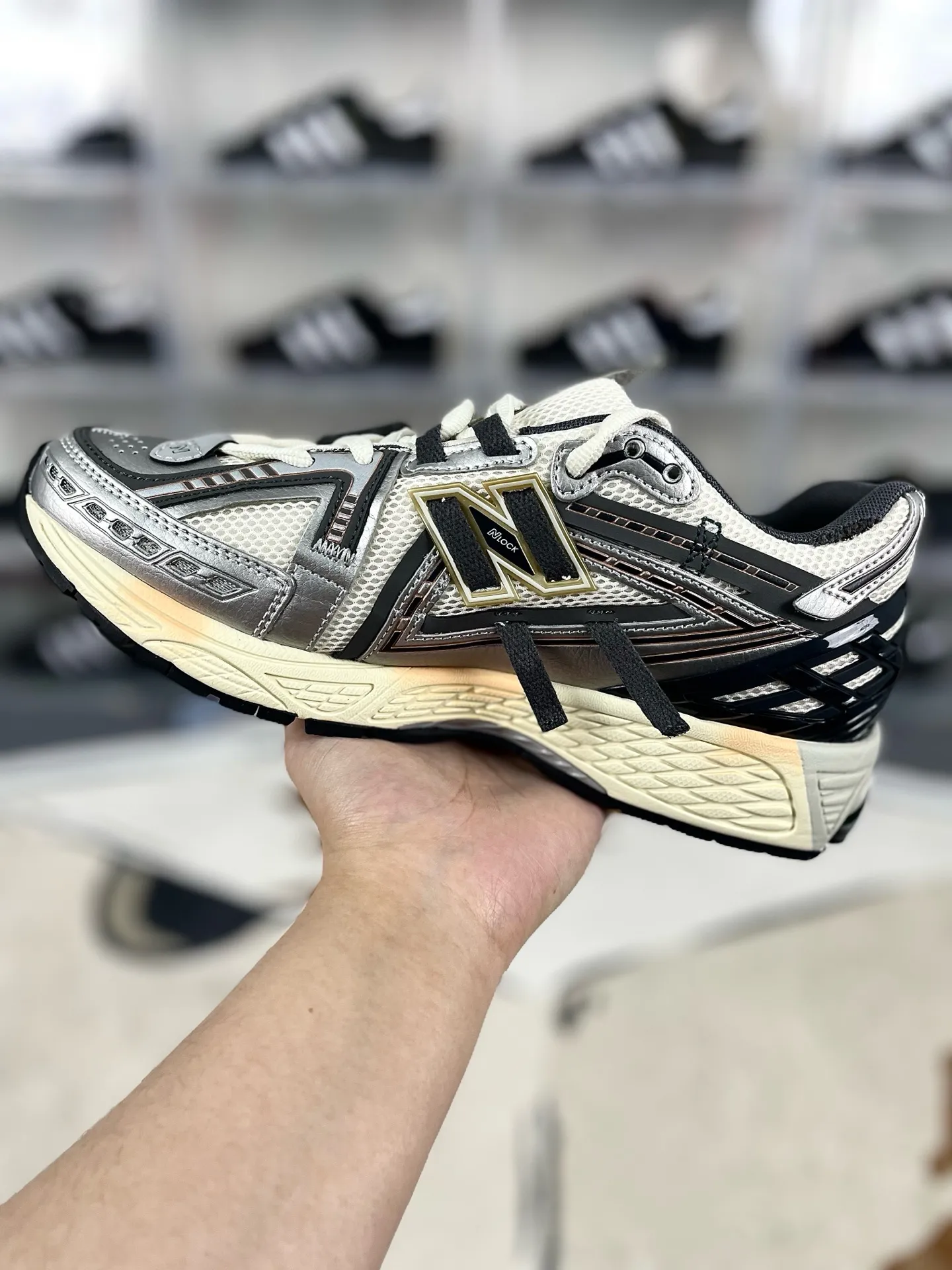 💰220 GS纯原 六层组合底New Balance 1906A 系带圆头耐磨 低帮跑步鞋 男款 灰银解构 新百伦 ▪️New Balance以诞生于21世纪的科技跑鞋1906为蓝本，融合现代先锋科技与日常使用风格注入当代美学，革新演绎复古时尚。淋漓经典轮廓，致敬千福一代跑者的科技美学，1906R以现代设计语言还原初始配色，层次演绎时光更迭的魅力。 ▪️尺码：36-45（36 37 37.5 38 38.5 39.5 40 40.5 41.5 42 42.5 43 44 44.5 45） ▪️货号：M1906AD