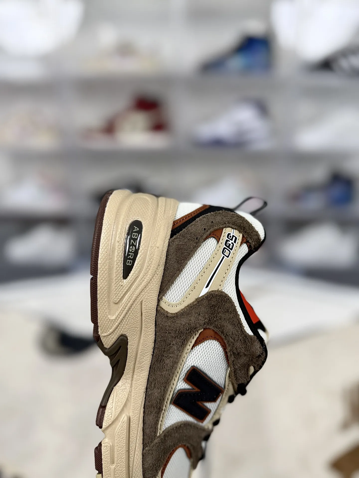 💰170 GS纯原New Balance NB 530 舒适简约防滑耐磨 低帮 休闲城市通勤跑步鞋 男女款 白褐色 新百伦 ▪️全新 New Balance 530 以极具复古风范的网面老爹鞋外观呈现。设计上全鞋以简约清爽的配色作基底，鞋身覆盖大面积织物网眼材质，并于鞋头、鞋带孔眼片等细节处点缀对比鲜明的反光银镀层凸显。鞋舌、侧身等位置则辅以一贯的&ldquo;N&rdquo;字标志和品牌徽标彰显身份，最后通过搭载的 ABZORB 缓震中底完善整体造型。 ▪️尺码：36-45（36 37 37.5 38 38.5 39.5 40 40.5 41.5 42 42.5 43 44 44.5 45） ▪️货号：MR530SNC