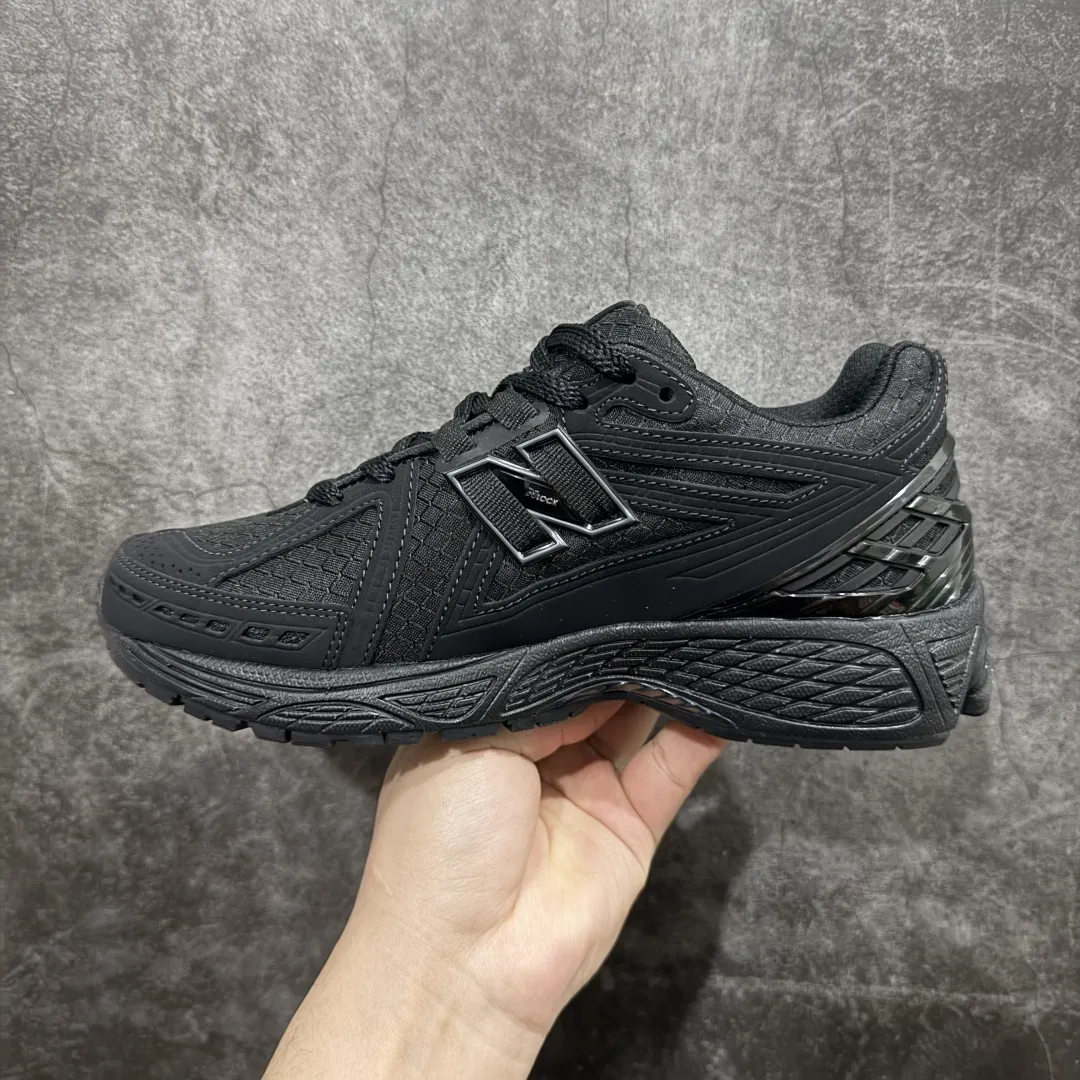 💰240 【纯原版】NB新百伦New Balance M1906R U1906RWF 系列复古老爹风休闲运动慢跑鞋 采用轻质牛剖革拼接透气网眼衬垫织物鞋面材质#T-Beam大底提供足步弓支撑,保持步态稳定#后跟搭载外露缓震胶 鞋身整体以各种深浅不一的灰色覆盖,鞋头以淡蓝色调装饰,网眼衬垫通过不规律的色块实现做旧的美感,泛黄的鞋底更是进一步增添了复古气息。 尺码:36 37 37.5 38 38.5 39.5 40 40.5 41.5 42 42.5 43 44 45 46.5 编码:JP260280