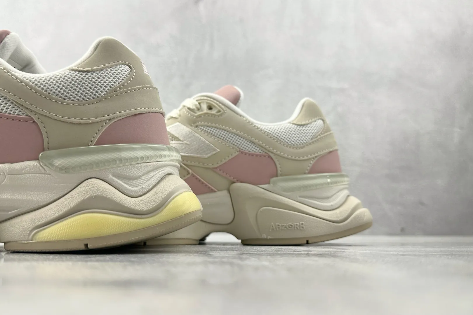 💰240 C版 纯原 大厂出品 新百伦9060 New Balance NB 9060 米粉 货号: U9060JDP 尺码：36 37 37.5 38 38.5 39.5 40 40.5 41.5 42 42.5 43 44 44.5 45 46 46.5 编码：33