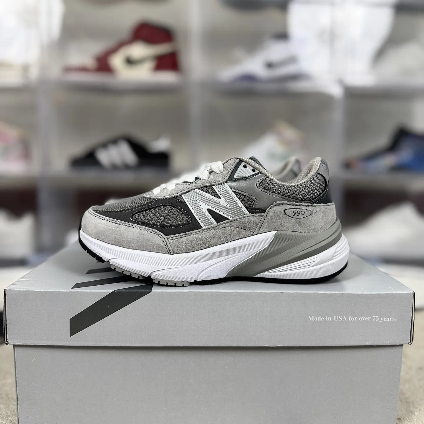 💰180 GS纯原New Balance NB 990 V6 舒适百搭防滑耐磨 低帮跑步鞋 男女款 灰色 新百伦 ▪️NB990V6跑步鞋是一款备受好评的鞋款。鞋面采用绒面革与织物拼接设计,搭配精致的细节点缀,提升了鞋子的质感和触感。这种材质组合不仅舒适耐穿,还赋予了鞋子独特的复古韵味。NB990V6搭载了全新的FuelCell缓震大底,为鞋子提供了出色的缓震性能。这种技术通过氮气注入工艺,使中底回弹性能提升,同时降低了重量,让穿着者在跑步或日常行走中都能感受到柔软而富有弹性的回馈。ENCAP边缘稳定系统有效减少了长距离行走或跑步时的足部疲劳,提供了额外的支撑和稳定性。NB990V6具有一定的增高效果,且穿着稳定,不用担心崴脚问题,鞋子整体设计注重舒适性,无论是日常穿着还是运动场景,都能提供愉悦的穿着体验。采用网眼和穿孔设计,增强了鞋子的透气性,让双脚保持干爽舒适。这款鞋子的设计打破了传统鞋款的性别界限,男女同款设计让它可以轻松适配各种穿搭风格。无论是搭配牛仔裤、休闲裤还是运动装,都能展现出独特的个性。 ▪️尺码:36-45(36 37 37.5 38 38.5 39.5 40 40.5 41.5 42 42.5 43 44 44.5 45) ▪️货号:M990GL6/W990GL6