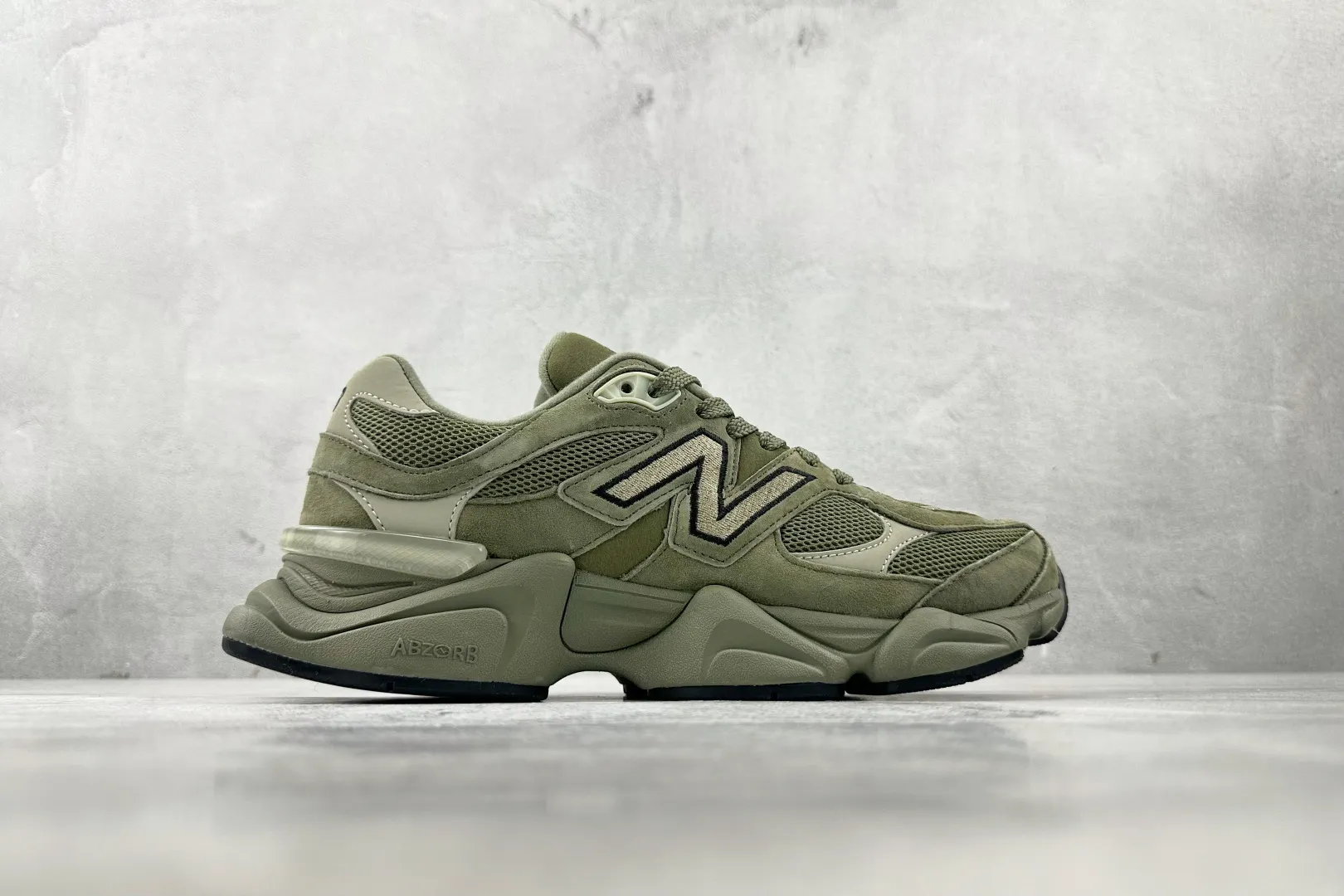 💰240 C版 纯原 大厂出品 新百伦9060 New Balance NB 9060 橄榄绿 货号：U9060ZGD 尺码：36 37 37.5 38 38.5 39.5 40 40.5 41.5 42 42.5 43 44 44.5 45 46 46.5