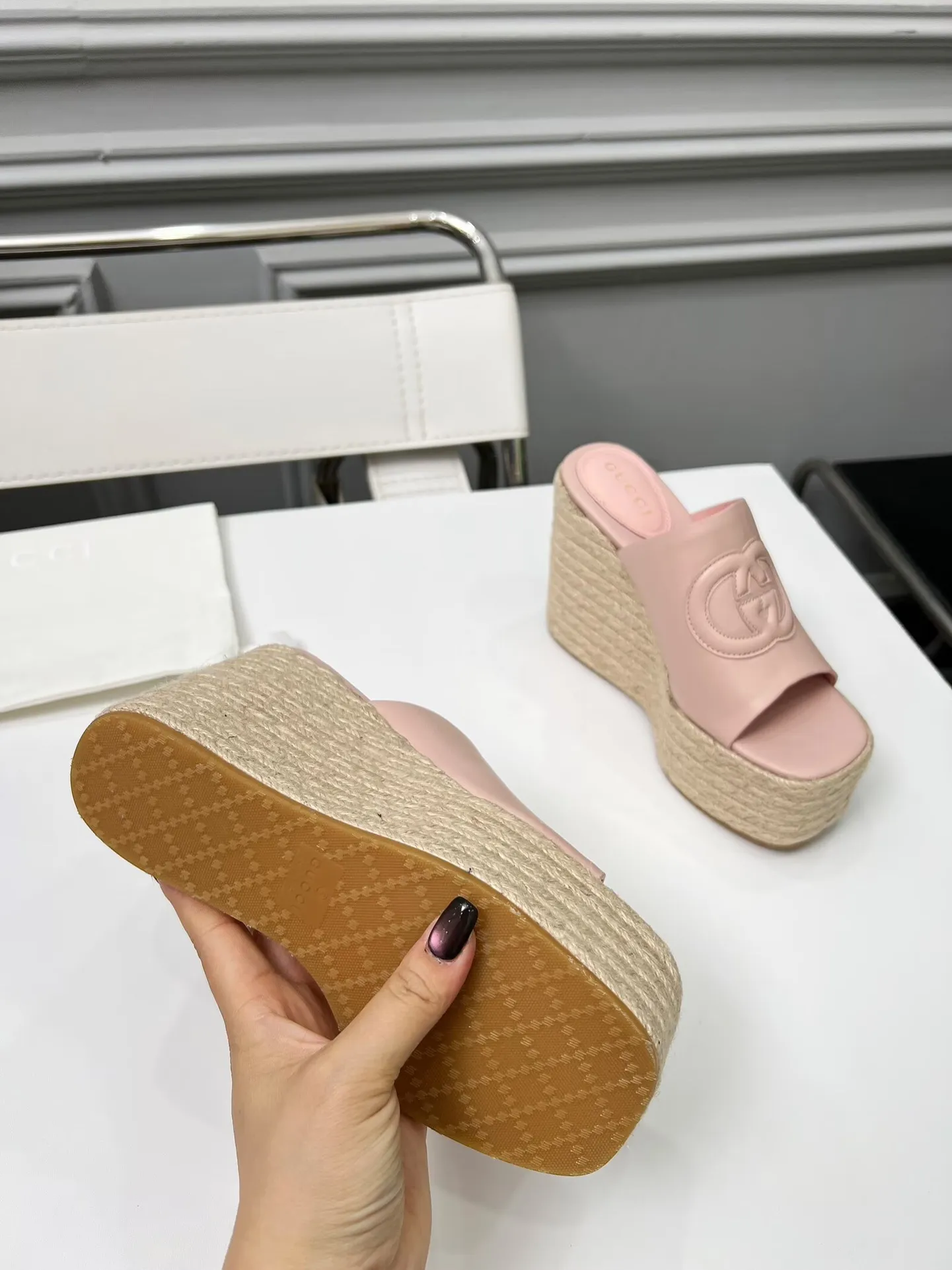 出厂价:210元 古琦新款拖鞋 ,时尚高端又个性十足的一款✅ 上脚很稳舒适又耐穿,日常搭配方便又独特,夏日必备经典款,鞋面采用GUCCI品牌车线 面料:牛皮 内里/垫脚:羊皮 水台高度:11cm 颜色:黑、白、棕、酒红、粉 码数:35—42(41、42需定做) 包装:配有布袋 卡片。