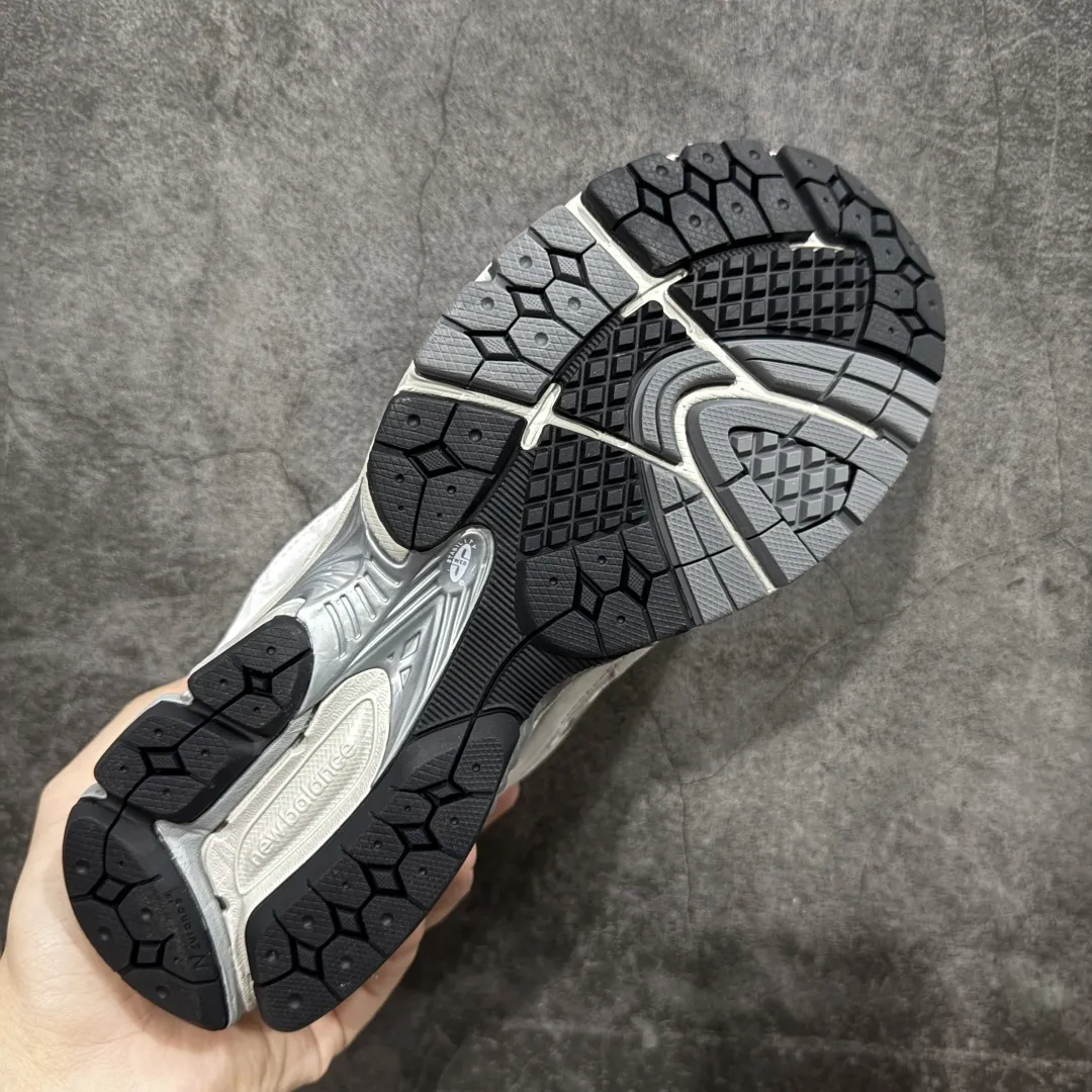 💰230 【BC纯原版】New Balance NB2002R系列 ML2002RO 全新版本 东莞大厂出品 市场第一梯队品质 绝对秒杀市场货 完美版型 正确组合大底 价格一步到位‼️ 全套原楦原纸板原厂数据开发 进口三明治网面 原装进口皮料正确绒感卡色 正确中底拉帮中底网布细节 原厂标裁 带紫光防伪 定制后跟透明水晶模块 冲裁组合 大底贴合程度胶水上色把控完美 整洁度挑战全网艺术家 多道序QC把关品质完善 匠心打造 耗时多月开发完成 工艺极其复杂难度可想而知 新开独立私模大底 正确六层组合大底 高端零售专供产物 Size：36 37 37.5 38 38.5 39 40 40.5 41 42 42.5 43 44 45 46 47.5 编码：GQB270280