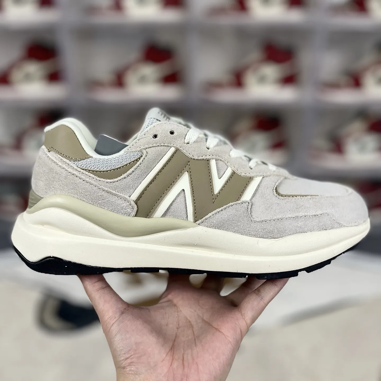 💰170 FX纯原New Balance NB 5740 复古 潮流 经典 皮革减震防滑耐磨 低帮 休闲跑步鞋 男女款 浅奶茶色 新百伦 ▪️NB5740跑鞋是一款集复古美学与现代科技于一身的鞋款。鞋面材质采用麂皮与网布的组合，左右脚材质差异化的设计（如翻毛皮与滑皮拼接），带来独特层次感。同时，鞋面上的反光N字Logo既呼应了90年代复古美学，又融入了现代潮流元素。中底采用泡沫与橡胶组合，提供了卓越的缓震效果，有效减少运动时对脚部的冲击力。网眼设计增强了透气性，搭配宽版鞋型，使得鞋子在保持包裹性的同时，也能确保穿着时的舒适度。无论是湿滑的路面还是干燥的环境，NB5740都能提供稳定的支撑和保护。其防滑外底和耐磨材质的设计，让鞋子在各种地形下都能保持出色的抓地力。无论是健身房锻炼还是户外跑步，NB5740都能轻松应对。其简约而不失时尚的外观设计，使得NB5740在日常休闲逛街时也同样引人注目。 ▪️尺码：36-45（36 37 37.5 38 38.5 39.5 40 40.5 41.5 42 42.5 43 44 44.5 45） ▪️货号：W5740LT1