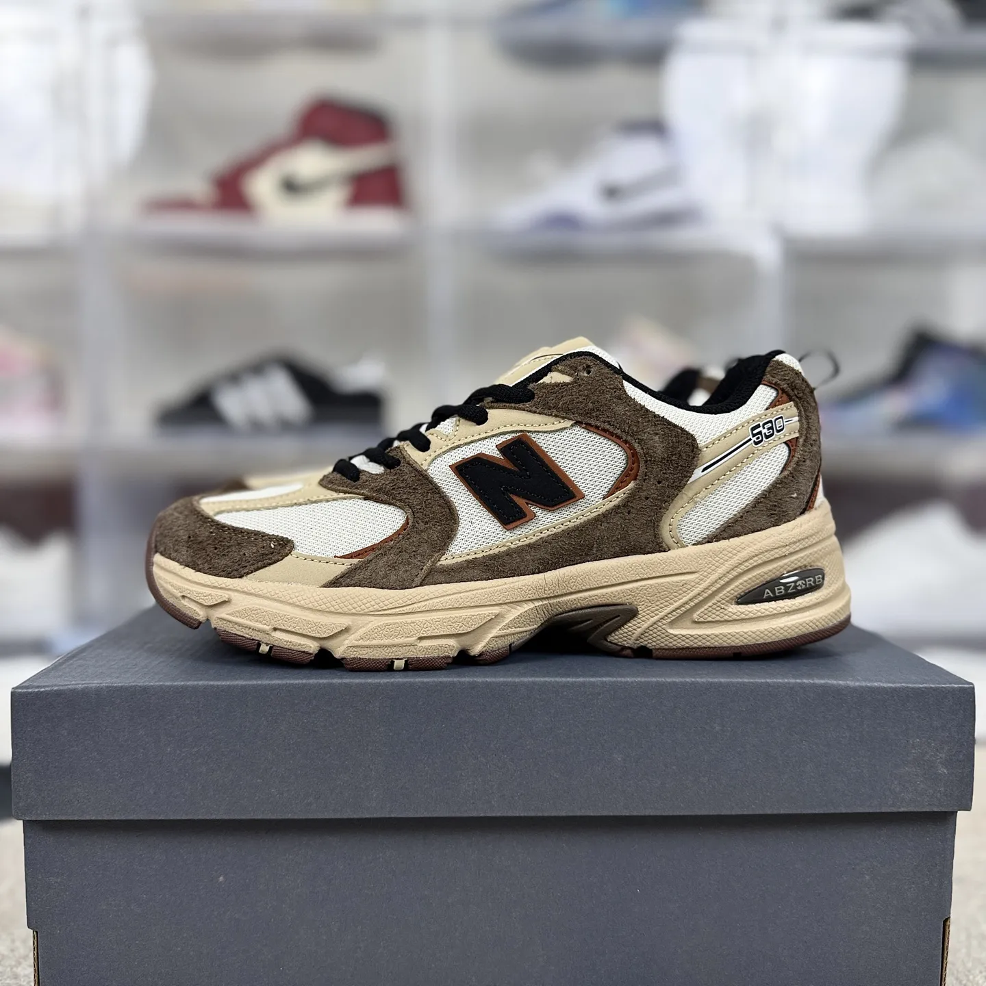 💰170 GS纯原New Balance NB 530 舒适简约防滑耐磨 低帮 休闲城市通勤跑步鞋 男女款 白褐色 新百伦 ▪️全新 New Balance 530 以极具复古风范的网面老爹鞋外观呈现。设计上全鞋以简约清爽的配色作基底,鞋身覆盖大面积织物网眼材质,并于鞋头、鞋带孔眼片等细节处点缀对比鲜明的反光银镀层凸显。鞋舌、侧身等位置则辅以一贯的“N”字标志和品牌徽标彰显身份,最后通过搭载的 ABZORB 缓震中底完善整体造型。 ▪️尺码:36-45(36 37 37.5 38 38.5 39.5 40 40.5 41.5 42 42.5 43 44 44.5 45) ▪️货号:MR530SNC