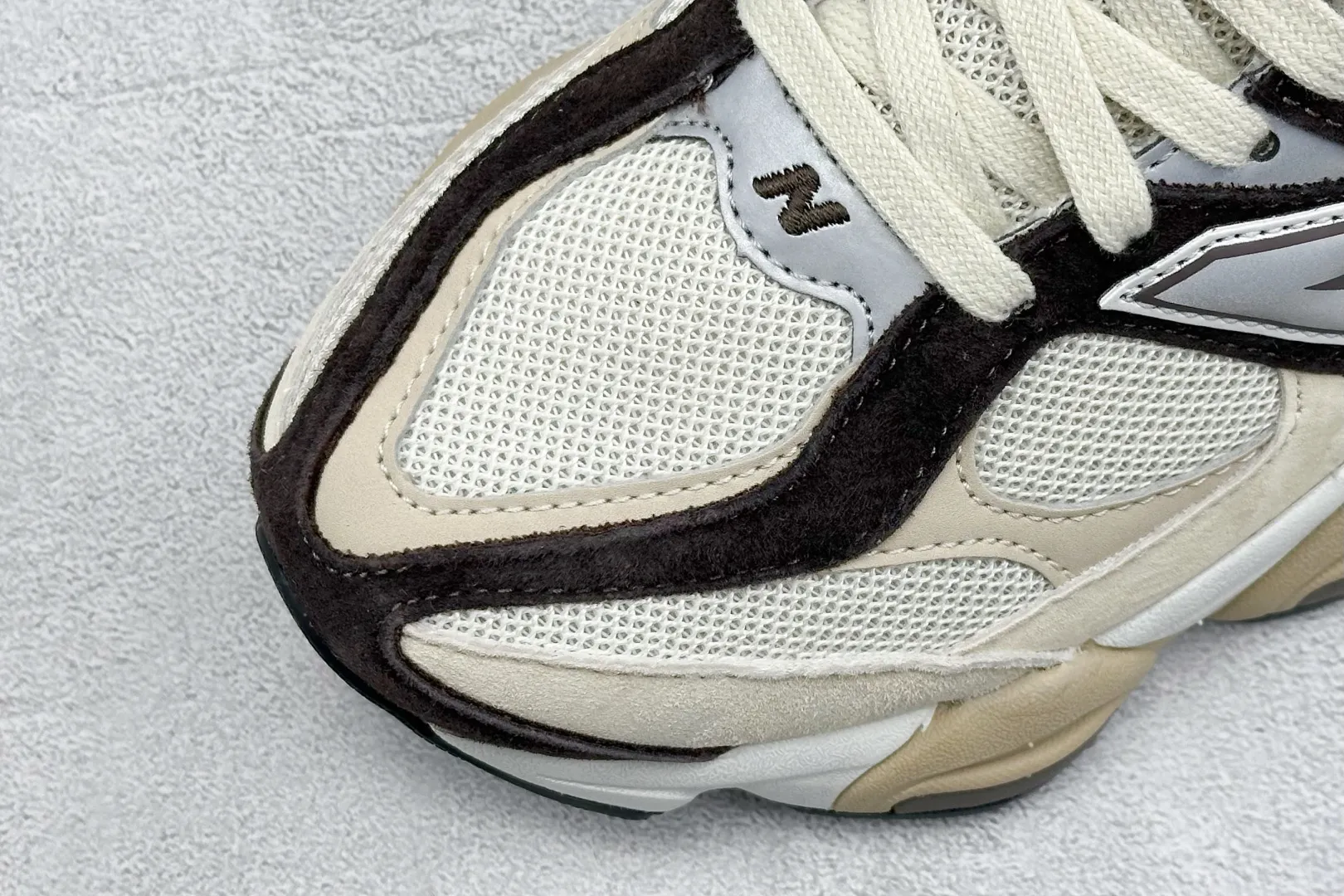 💰240 C版 Joe Freshgoods x New Balance NB9060 联名款 复古休闲运动慢跑鞋 #鞋款灵感源自设计师本人对夏日的怀日回忆。鞋面大身由空间双格及磨砂鞋面拼接而生,配以柔和、温暖的粉橘色调,夏日氛围拉满 #采用大面积网眼以及麂皮材质覆盖鞋身,还原经典气质。搭载ABZORB避震科技,由泡沫聚酯制成,上脚可以有效减少由鞋底反弹对身体及双腿的冲击力 货号: U9060FLP 尺码:36 37 37.5 38 38.5 39 40 40.5 41 42 42.5 43 44 44.5 45 46.5 编码:33