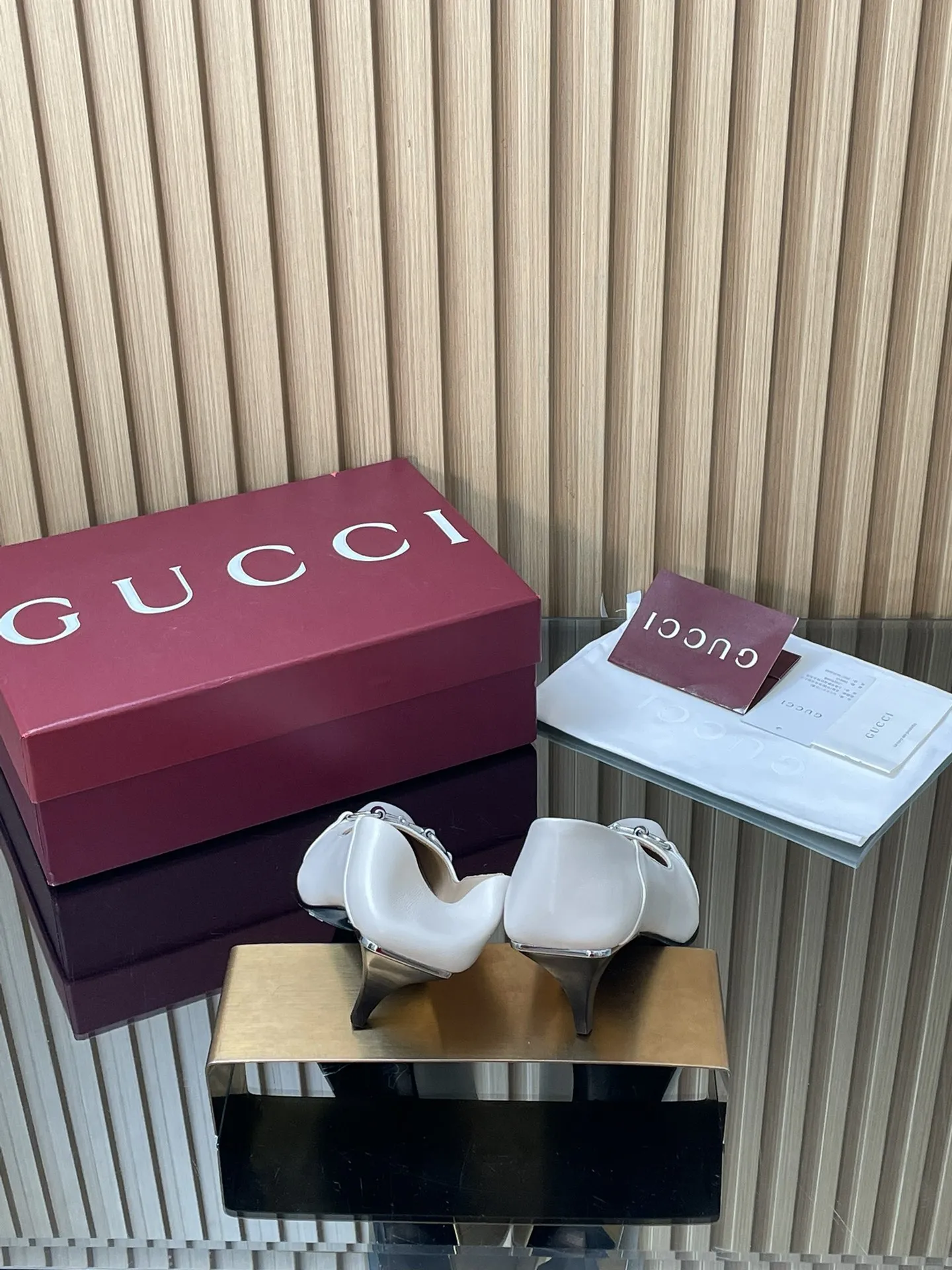 2026早春🆕GUCCi高端精品 vittoria系列浅口女鞋270💰春夏新品🆕古驰Gucci小方头系列踩跟2⃣️穿浅口单鞋😍马衔扣中跟慕勒乐福鞋‼️顶级🆙代购品质！原版1:1复刻，毎个细节皆经过精心打磨细腻制作.可与ZG对比如一，无二品质！ 这款后帮可向下翻折踩跟2⃣️穿浅口鞋于2026早春系列时装秀首度亮相全新上市，加长微方鞋头，Vittoria系列以简约利落的加长廊形与饰马衔扣锥形鞋跟匠心诠释20世纪90年代的繁美风韵，鞋履汲取品牌典藏设计灵感，鞋跟后方饰有电镀金属饰片一展随性优雅气韵。其鞋款名称正源于此设计巧思，彰显别致格调👏👏👏 面料：原版定制进口古软鞣蜡皮 内里/垫脚：进口羊皮里 鞋跟：5.5CM猫跟‼️原片版制作工艺 ABS跟包裹意大利原层皮+电镀金属片 尺码：35-42 【404142定做】不退换 包装：全套酒红原包装