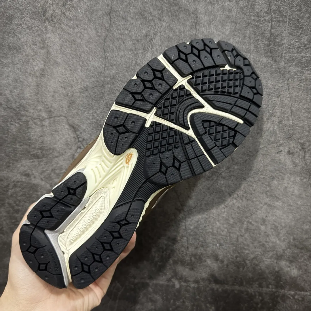 💰230 【BC纯原版】New Balance NB2002R系列 M2002RHS 全新版本 东莞大厂出品 市场第一梯队品质 绝对秒杀市场货 完美版型 正确组合大底 价格一步到位‼️ 全套原楦原纸板原厂数据开发 进口三明治网面 原装进口皮料正确绒感卡色 正确中底拉帮中底网布细节 原厂标裁 带紫光防伪 定制后跟透明水晶模块 冲裁组合 大底贴合程度胶水上色把控完美 整洁度挑战全网艺术家 多道序QC把关品质完善 匠心打造 耗时多月开发完成 工艺极其复杂难度可想而知 新开独立私模大底 正确六层组合大底 高端零售专供产物 Size：36 37 37.5 38 38.5 39 40 40.5 41 42 42.5 43 44 45 46 47.5 编码：GQB270280