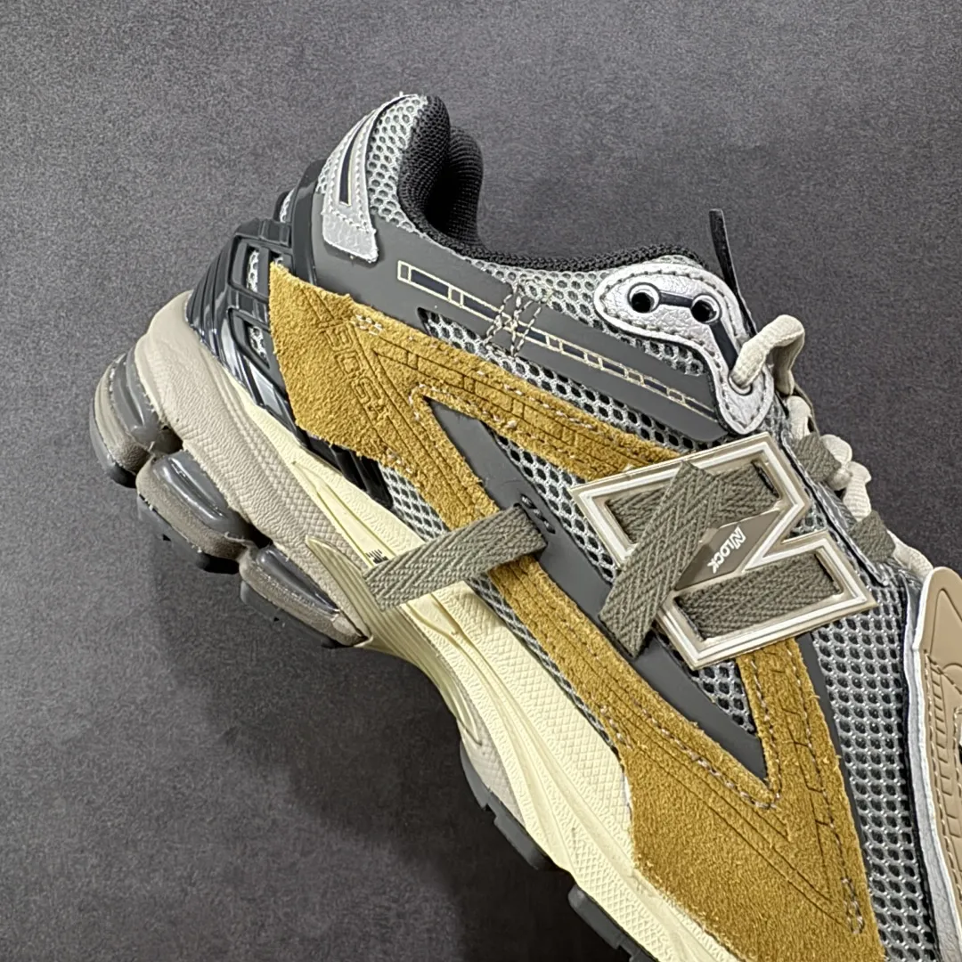 💰220 【纯原B版】NB新百伦New Balance M1906R 系列复古老爹风休闲运动慢跑鞋 M1906AA 高度复刻原厂大底 追求极致完美 每一双都是工艺品 采用轻质牛剖革拼接透气网眼衬垫织物鞋面材质 T-Beam大底提供足步弓支撑，保持步态稳定#后跟搭载外露缓震胶 鞋身整体以各种深浅不一的灰色覆盖，鞋头以淡蓝色调装饰，网眼衬垫通过不规律的色块实现做旧的美感，泛黄的鞋底更是进一步增添了复古气息。 尺码：36 37 37.5 38 38.5 39.5 40 40.5 41.5 42 42.5 43 44 45 46.5 编码：MK240270