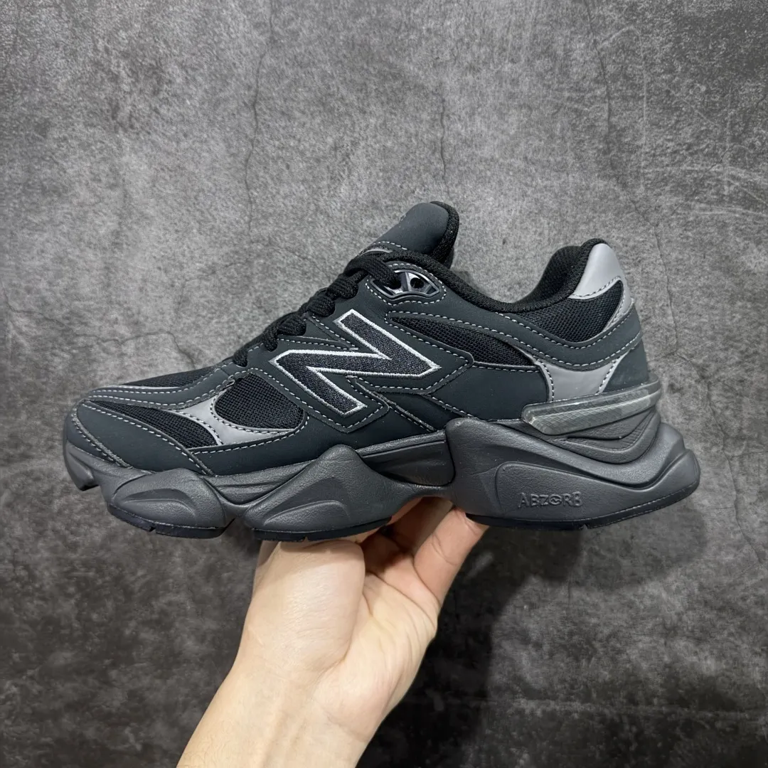 💰240【纯原版】 New Balance NB9060 联名款 复古休闲运动慢跑鞋 U906079E 全套原楦原纸板原厂数据开发 进口三明治网面 原装进口翻毛皮料正确绒感卡色 正确中底拉帮中底网布细节 原厂标裁 带紫光防伪 定制后跟透明水晶模块 冲裁组合 大底贴合程度胶水上色把控完美 整洁度挑战全网艺术家 多道序QC把关品质完善 匠心打造 耗时两个月开发完成 工艺极其复杂难度可想而知 新开独立私模大底 全网唯一正确六层组合大底 高端零售专供产物 尺码Size:36 37 37.5 38 38.5 39.5 40 40.5 41.5 42 42.5 43 44 45 46.5 编码:JPC290300