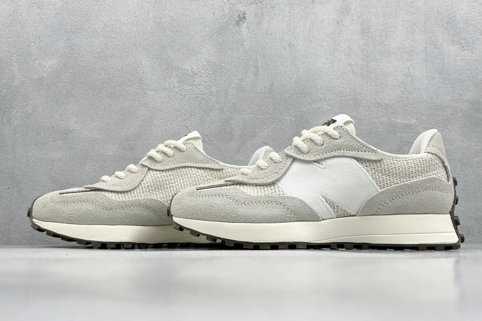 💰170 纯原 New Balance MS327 复古休闲运动慢跑鞋 全新 New Balance 327 系列,以更纯粹的复古风格设计打造的全新造型。侧身还以解构设计,将 N 字标志以做旧压花样式呈现,样式别具新意。而麂皮、冲孔皮革的塑造,则呈现出高级怀旧气质,也让鞋款在奢华时装风格与运动氛围之间达到了平衡 官方货号: U327WVA 尺码:36-45 编码:28