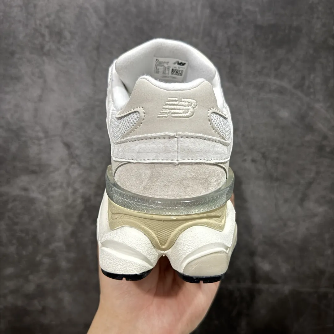 💰240 【纯原版】 New Balance NB9060 联名款 复古休闲运动慢跑鞋 米色U9060WHT 全套原楦原纸板原厂数据开发 进口三明治网面 原装进口翻毛皮料正确绒感卡色 正确中底拉帮中底网布细节 原厂标裁 带紫光防伪 定制后跟透明水晶模块 冲裁组合 大底贴合程度胶水上色把控完美 整洁度挑战全网艺术家 多道序QC把关品质完善 匠心打造 耗时两个月开发完成 工艺极其复杂难度可想而知 新开独立私模大底 全网唯一正确六层组合大底 高端零售专供产物 Size:36 37 37.5 38 38.5 39.5 40 40.5 41.5 42 42.5 43 44 45 46.5 编码:JPC290300