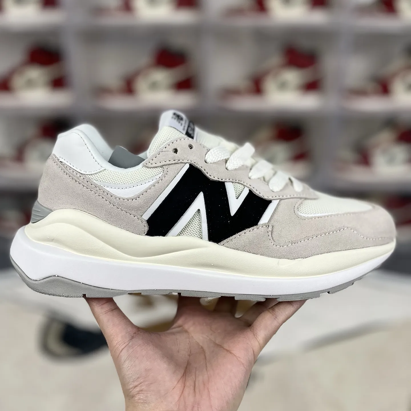 💰170 FX纯原New Balance NB 5740 复古 潮流 经典 皮革减震防滑耐磨 低帮 休闲跑步鞋 男女款 灰白黑 新百伦 ▪️NB5740跑鞋是一款集复古美学与现代科技于一身的鞋款。鞋面材质采用麂皮与网布的组合,左右脚材质差异化的设计(如翻毛皮与滑皮拼接),带来独特层次感。同时,鞋面上的反光N字Logo既呼应了90年代复古美学,又融入了现代潮流元素。中底采用泡沫与橡胶组合,提供了卓越的缓震效果,有效减少运动时对脚部的冲击力。网眼设计增强了透气性,搭配宽版鞋型,使得鞋子在保持包裹性的同时,也能确保穿着时的舒适度。无论是湿滑的路面还是干燥的环境,NB5740都能提供稳定的支撑和保护。其防滑外底和耐磨材质的设计,让鞋子在各种地形下都能保持出色的抓地力。无论是健身房锻炼还是户外跑步,NB5740都能轻松应对。其简约而不失时尚的外观设计,使得NB5740在日常休闲逛街时也同样引人注目。 ▪️尺码:36-45(36 37 37.5 38 38.5 39.5 40 40.5 41.5 42 42.5 43 44 44.5 45) ▪️货号:M5740CBC
