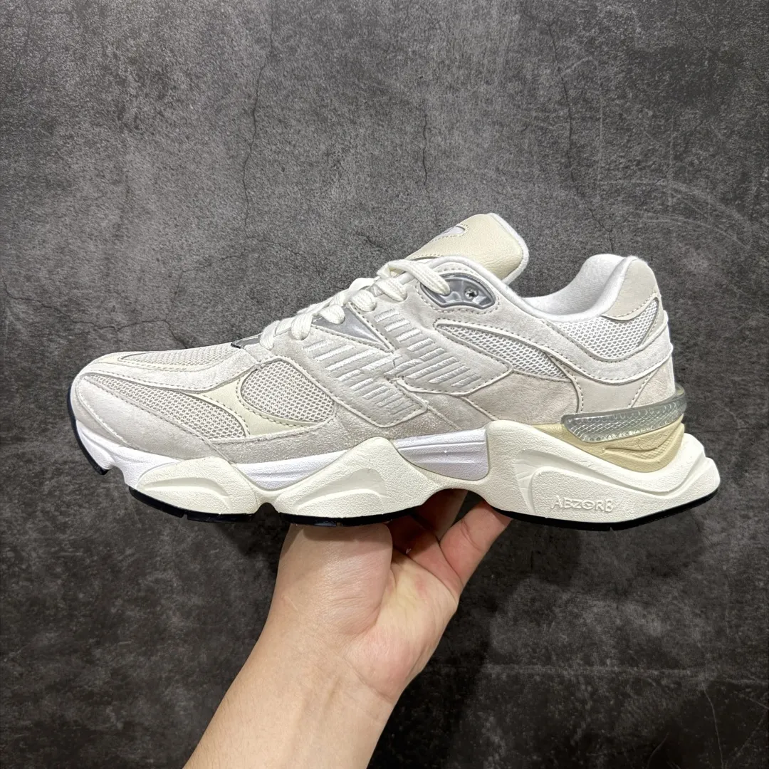 💰240 【纯原版】 New Balance NB9060 联名款 复古休闲运动慢跑鞋 米色U9060WHT 全套原楦原纸板原厂数据开发 进口三明治网面 原装进口翻毛皮料正确绒感卡色 正确中底拉帮中底网布细节 原厂标裁 带紫光防伪 定制后跟透明水晶模块 冲裁组合 大底贴合程度胶水上色把控完美 整洁度挑战全网艺术家 多道序QC把关品质完善 匠心打造 耗时两个月开发完成 工艺极其复杂难度可想而知 新开独立私模大底 全网唯一正确六层组合大底 高端零售专供产物 Size:36 37 37.5 38 38.5 39.5 40 40.5 41.5 42 42.5 43 44 45 46.5 编码:JPC290300