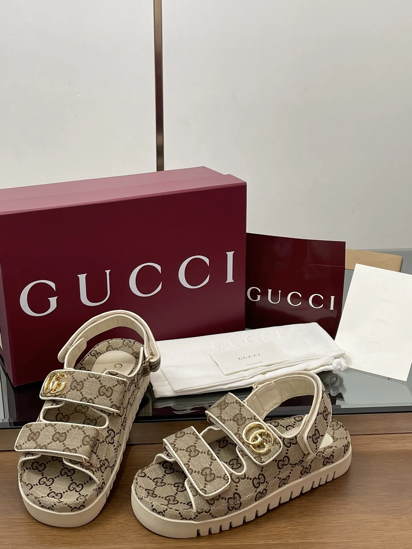 2025夏季新款GUCCi高端精品 🧧240💰🆕古驰早春系列😍饰双GG经典老花布沙滩凉鞋🔥顶级🆙代购品质!原版1:1复刻,毎个细节皆经过精心打磨细腻制作.可与ZG对比如一,无二品质! Gucci 现代设计美学探索独特匠心之路,巧妙融合品牌经典元素与备受喜爱的品牌标识。这款凉鞋缀饰备受喜爱的双G造型配件,为整个设计注入一抹低调的品牌标识魅力,与魔术贴带的多功能性相得益彰。👏👏 面料:原版定制进口GG老花帆布+进口羊皮 内里/垫脚:进口羊皮里 鞋跟:2.0CM厚底 大底:模具进口橡胶底 尺码:女35-42(404142定做不退换) 包装:全套安可拉酒红原包装