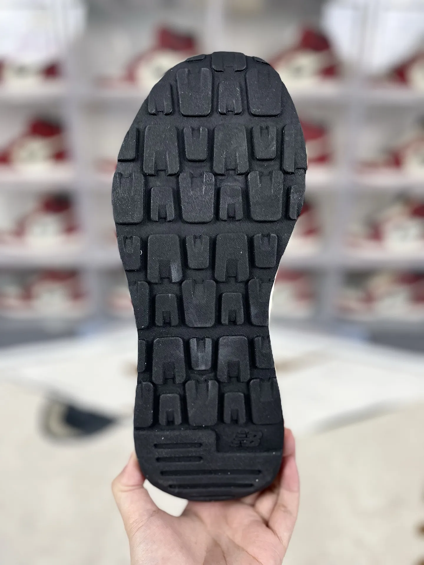 💰170 FX纯原New Balance NB 5740 复古 潮流 经典 皮革减震防滑耐磨 低帮 休闲跑步鞋 男女款 浅奶茶色 新百伦 ▪️NB5740跑鞋是一款集复古美学与现代科技于一身的鞋款。鞋面材质采用麂皮与网布的组合,左右脚材质差异化的设计(如翻毛皮与滑皮拼接),带来独特层次感。同时,鞋面上的反光N字Logo既呼应了90年代复古美学,又融入了现代潮流元素。中底采用泡沫与橡胶组合,提供了卓越的缓震效果,有效减少运动时对脚部的冲击力。网眼设计增强了透气性,搭配宽版鞋型,使得鞋子在保持包裹性的同时,也能确保穿着时的舒适度。无论是湿滑的路面还是干燥的环境,NB5740都能提供稳定的支撑和保护。其防滑外底和耐磨材质的设计,让鞋子在各种地形下都能保持出色的抓地力。无论是健身房锻炼还是户外跑步,NB5740都能轻松应对。其简约而不失时尚的外观设计,使得NB5740在日常休闲逛街时也同样引人注目。 ▪️尺码:36-45(36 37 37.5 38 38.5 39.5 40 40.5 41.5 42 42.5 43 44 44.5 45) ▪️货号:W5740LT1