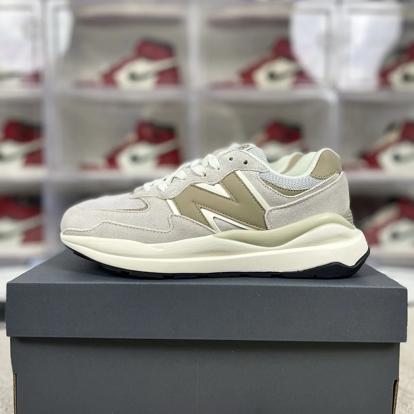 💰170 FX纯原New Balance NB 5740 复古 潮流 经典 皮革减震防滑耐磨 低帮 休闲跑步鞋 男女款 浅奶茶色 新百伦 ▪️NB5740跑鞋是一款集复古美学与现代科技于一身的鞋款。鞋面材质采用麂皮与网布的组合，左右脚材质差异化的设计（如翻毛皮与滑皮拼接），带来独特层次感。同时，鞋面上的反光N字Logo既呼应了90年代复古美学，又融入了现代潮流元素。中底采用泡沫与橡胶组合，提供了卓越的缓震效果，有效减少运动时对脚部的冲击力。网眼设计增强了透气性，搭配宽版鞋型，使得鞋子在保持包裹性的同时，也能确保穿着时的舒适度。无论是湿滑的路面还是干燥的环境，NB5740都能提供稳定的支撑和保护。其防滑外底和耐磨材质的设计，让鞋子在各种地形下都能保持出色的抓地力。无论是健身房锻炼还是户外跑步，NB5740都能轻松应对。其简约而不失时尚的外观设计，使得NB5740在日常休闲逛街时也同样引人注目。 ▪️尺码：36-45（36 37 37.5 38 38.5 39.5 40 40.5 41.5 42 42.5 43 44 44.5 45） ▪️货号：W5740LT1