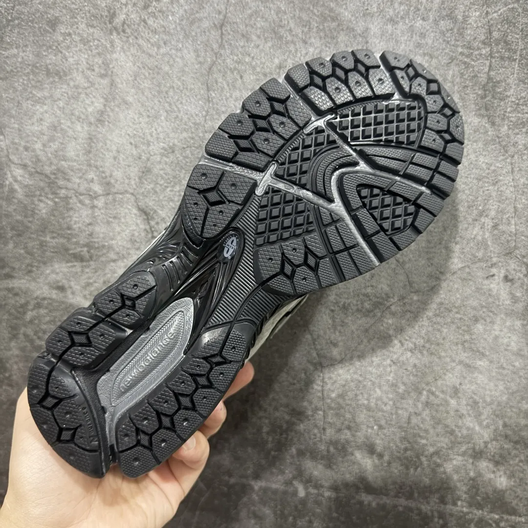 💰230 【纯原c版】NB New Balance M2002R 新百伦M2002RCL 灰黑 全新版本出货 新配色陆续开发出货 品质很好 价格实惠 全套原楦原纸板原厂数据开发 原厂网纱 原装进口皮料 正确绒感卡色 正确中底拉帮中底网布细节 一比一手工擦旧效果 冲裁组合 匠心打造 耗时两个月开发完成 工艺极其复杂难度可想而知 新开独立私模大底 全网唯一正确做旧组合大底 高端零售专供产物 尺码:36 37 37.5 38 38.5 39.5 40 40.5 41.5 42 42.5 43 44 44.5 45 45.5 46.5 编码:JPB280290