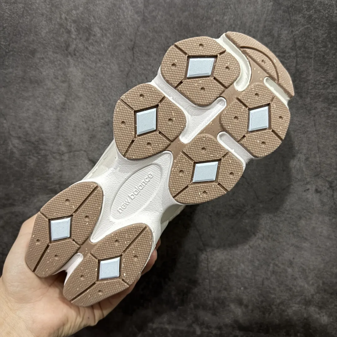 💰240【纯原版】 New Balance NB9060 联名款 复古休闲运动慢跑鞋 U9060AUA 全套原楦原纸板原厂数据开发 进口三明治网面 原装进口翻毛皮料正确绒感卡色 正确中底拉帮中底网布细节 原厂标裁 带紫光防伪 定制后跟透明水晶模块 冲裁组合 大底贴合程度胶水上色把控完美 整洁度挑战全网艺术家 多道序QC把关品质完善 匠心打造 耗时两个月开发完成 工艺极其复杂难度可想而知 新开独立私模大底 全网唯一正确六层组合大底 高端零售专供产物 Size:36 37 37.5 38 38.5 39.5 40 40.5 41.5 42 42.5 43 44 45 46.5