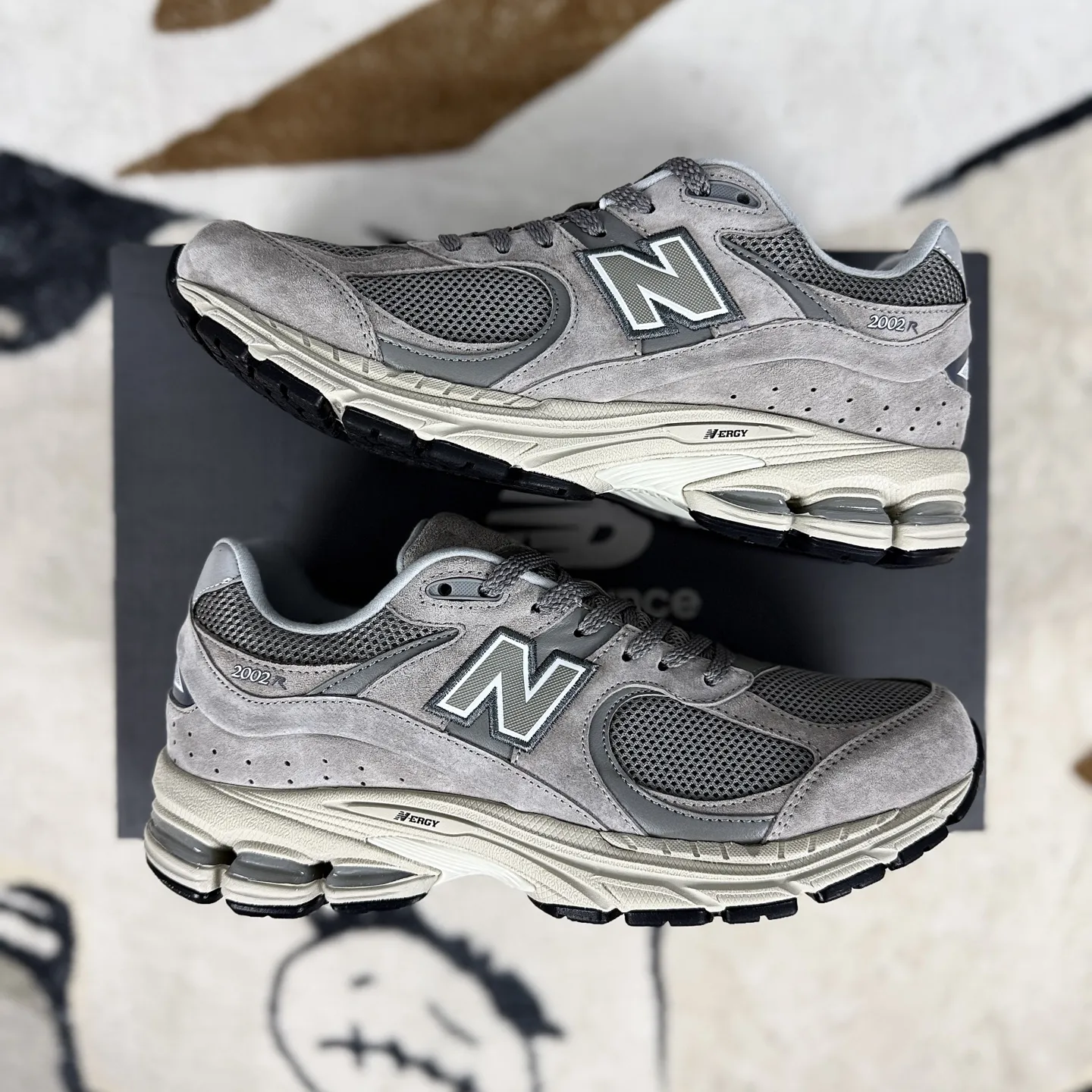 💰240 MR纯原 原厂麂皮New Balance NB 2002R 复古百搭耐磨包裹性支撑平衡增高 低帮跑步鞋 男女同款 元祖灰 新百伦 ▪️New Balance 2002系列复古跑步鞋，是一款备受喜爱的鞋款。鞋面采用柔软的麂皮和尼龙网布或透气网眼织物与猪巴皮革的结合，不仅透气性好，质感十足，还带有浓厚的复古感。鞋舌上的品牌标志与鞋面融为一体，提升了整体的质感；鞋侧的N字Logo采用特殊处理，呈现出独特的复古效果。中底采用缓震材质或轻量化的EVA材料，能够有效缓冲运动中对膝盖的冲击。配备了ABZORB缓震技术，能够在跑步过程中吸收和分散冲击力，减少对脚部的压力。升级版的N-ERGY缓震物料或能量回弹技术，为脚底提供了极致的舒适体验，并能将跑步时产生的能量回馈给脚部，提供更强劲的推进力。鞋底采用独特的弹性材料或T-Beam大底设计，提供良好的支撑和稳定性。鞋面采用透气网眼材料，轻薄柔软，能够有效排汗和通风，保持脚部干爽，减少异味产生。NB2002跑鞋以其独特的复古风格、出色的舒适度和支撑性能赢得了广泛好评。无论是运动爱好者还是时尚潮人，都能在这款鞋中找到自己的心仪之选。 ▪️尺码：36-46.5（36 37 37.5 38 38.5 39.5 40 40.5 41.5 42 42.5 43 44 44.5 45 46.5） ▪️货号：ML2002RC