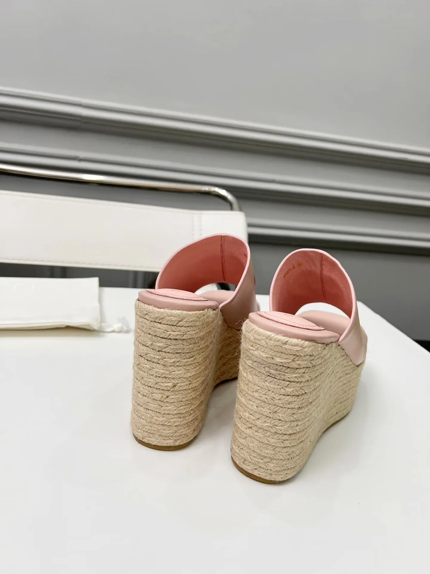 出厂价:210元 古琦新款拖鞋 ,时尚高端又个性十足的一款✅ 上脚很稳舒适又耐穿,日常搭配方便又独特,夏日必备经典款,鞋面采用GUCCI品牌车线 面料:牛皮 内里/垫脚:羊皮 水台高度:11cm 颜色:黑、白、棕、酒红、粉 码数:35—42(41、42需定做) 包装:配有布袋 卡片。