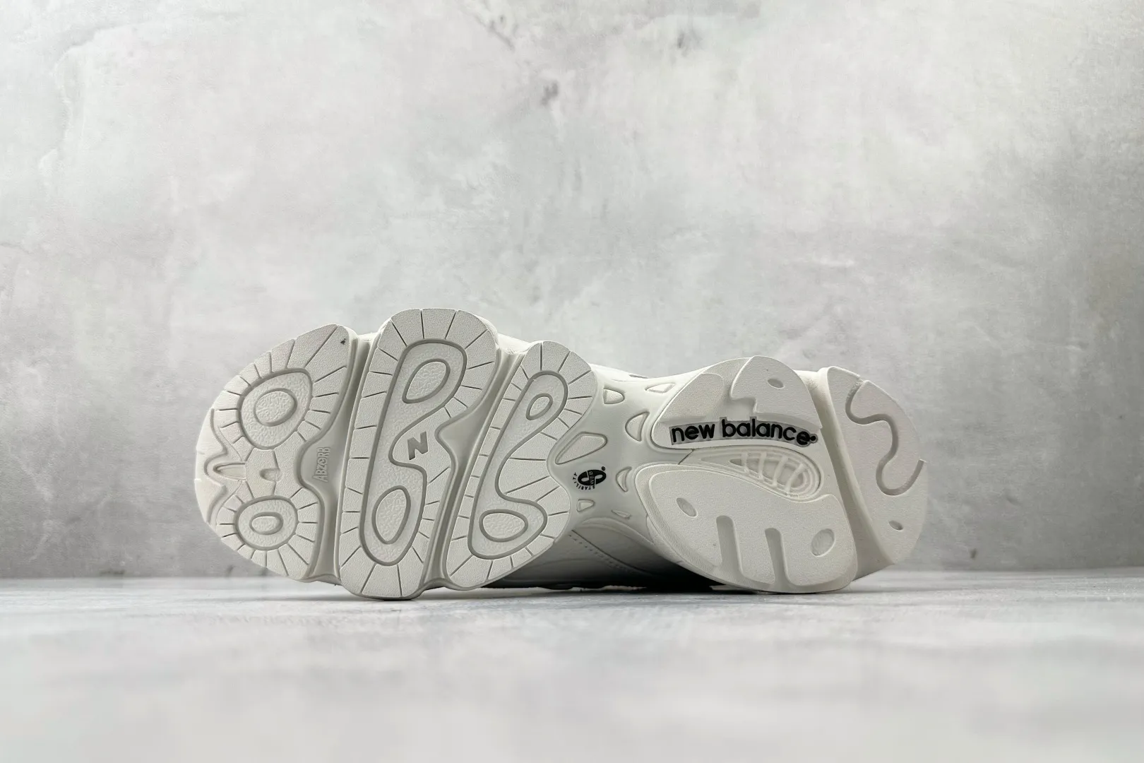 💰220 C版 大厂出品 New Balance NB 1000 Reflection Sea Salt 白色 货号：M1000BW 尺码：36 36.5 37.5 38 38.5 39 40 40.5 41 42 42.5 43 44 44.5 45 46 46.5 编码：33