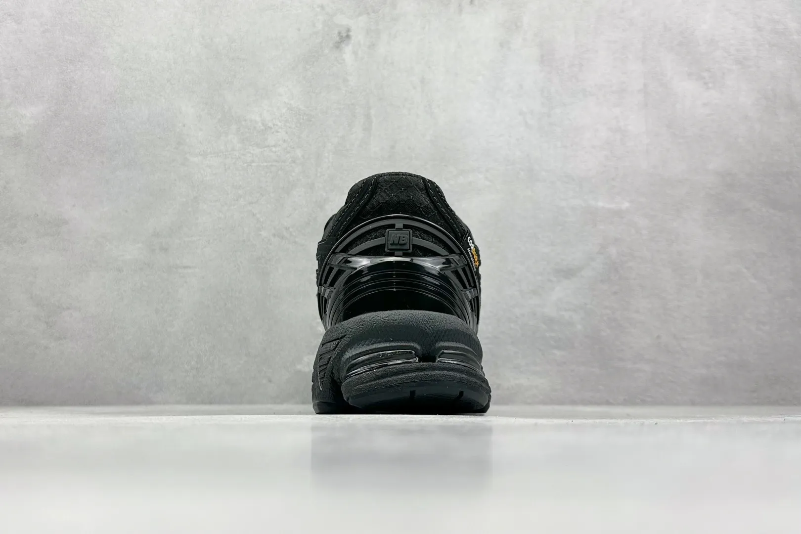 💰240 C版 New Balance 1906系列复古老爹风休闲运动慢跑鞋 #采用轻质牛剖革拼接透气网眼衬垫织物鞋面材质 T-Beam大底提供足步弓支撑，保持步态稳定 后跟搭载外露缓震胶 货号：M1906RWF 尺码：36 37 37.5 38 38.5 39 40 40.5 41 42 42.5 43 44 44.5 45 46.5 编码：33