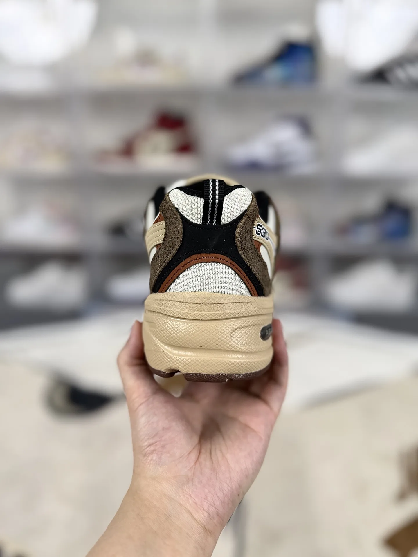 💰170 GS纯原New Balance NB 530 舒适简约防滑耐磨 低帮 休闲城市通勤跑步鞋 男女款 白褐色 新百伦 ▪️全新 New Balance 530 以极具复古风范的网面老爹鞋外观呈现。设计上全鞋以简约清爽的配色作基底,鞋身覆盖大面积织物网眼材质,并于鞋头、鞋带孔眼片等细节处点缀对比鲜明的反光银镀层凸显。鞋舌、侧身等位置则辅以一贯的“N”字标志和品牌徽标彰显身份,最后通过搭载的 ABZORB 缓震中底完善整体造型。 ▪️尺码:36-45(36 37 37.5 38 38.5 39.5 40 40.5 41.5 42 42.5 43 44 44.5 45) ▪️货号:MR530SNC