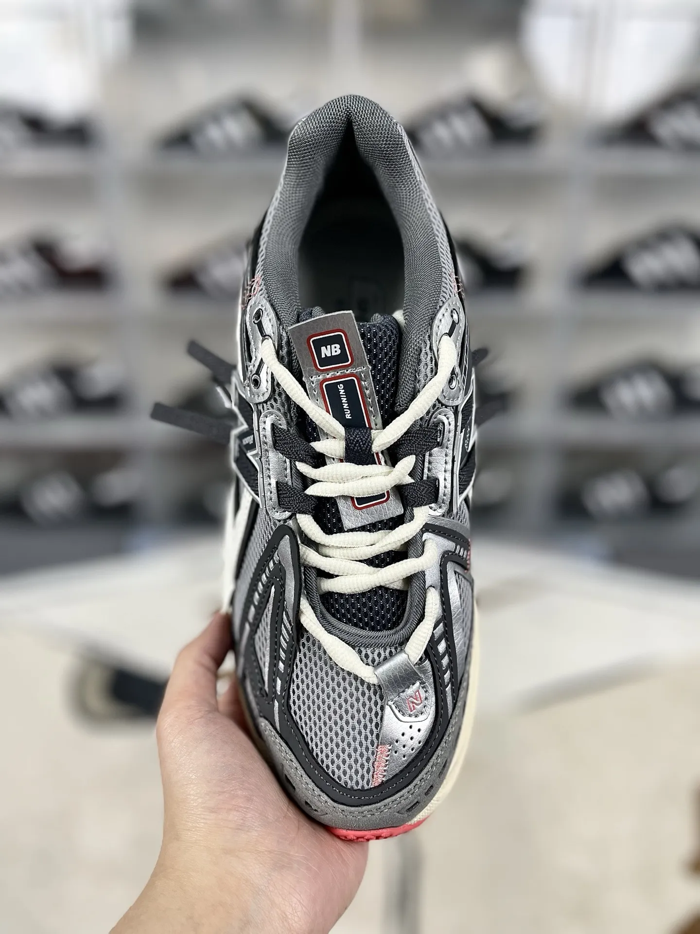 💰200 Z版纯原New Balance 1906A 舒适百搭防滑耐磨 低帮 休闲跑步鞋 男女同款 灰白红解构 新百伦 ▪️New Balance以诞生于21世纪的科技跑鞋1906为蓝本,融合现代先锋科技与日常使用风格注入当代美学,革新演绎复古时尚。淋漓经典轮廓,致敬千福一代跑者的科技美学,1906R以现代设计语言还原初始配色,层次演绎时光更迭的魅力。 ▪️尺码:36-47(36 37 37.5 38 38.5 39.5 40 40.5 41.5 42 42.5 43 44 44.5 45 45.5 46.5 47) ▪️货号:M1906AC/U1906AC