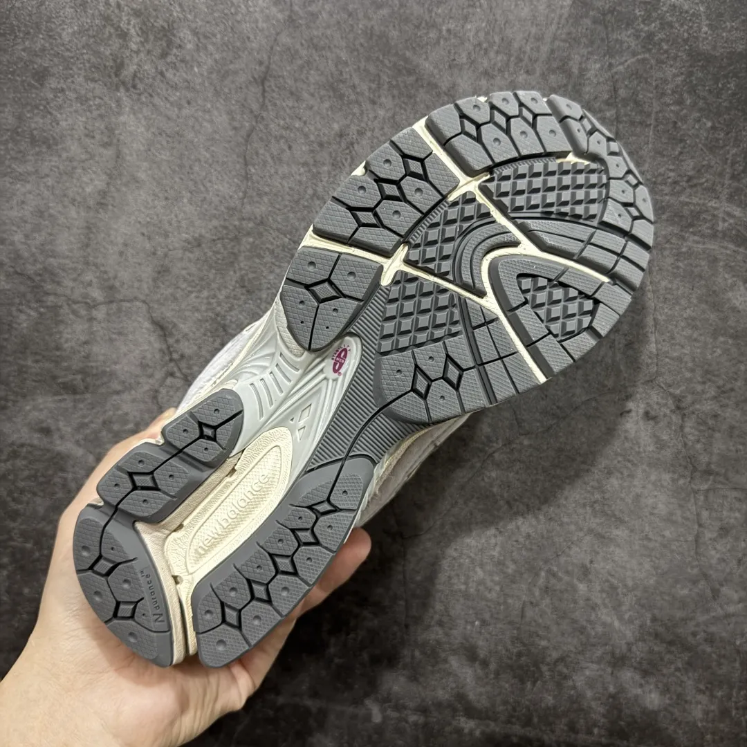 💰230【BC纯原版】New Balance NB2002R系列 M2002RLN 全新版本 东莞大厂出品 市场第一梯队品质 绝对秒杀市场货 完美版型 正确组合大底 价格一步到位‼️ 全套原楦原纸板原厂数据开发 进口三明治网面 原装进口皮料正确绒感卡色 正确中底拉帮中底网布细节 原厂标裁 带紫光防伪 定制后跟透明水晶模块 冲裁组合 大底贴合程度胶水上色把控完美 整洁度挑战全网艺术家 多道序QC把关品质完善 匠心打造 耗时多月开发完成 工艺极其复杂难度可想而知 新开独立私模大底 正确六层组合大底 高端零售专供产物 Size：36 37 37.5 38 38.5 39 40 40.5 41 42 42.5 43 44 45 46 47.5 编码：GQB270280