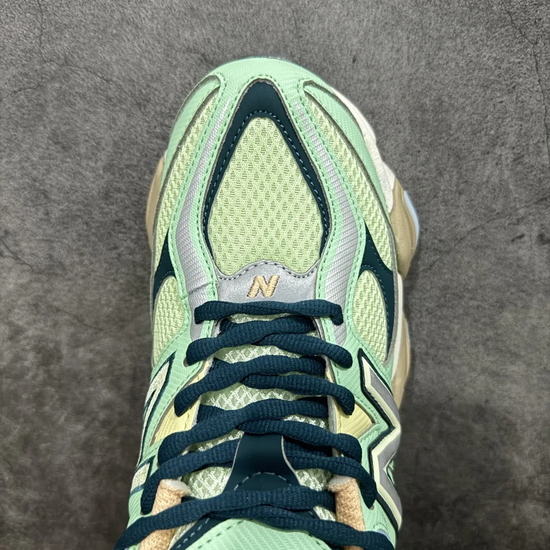 💰240【纯原版】 New Balance NB9060 联名款 复古休闲运动慢跑鞋 黑白色U9060TMA 全套原楦原纸板原厂数据开发 进口三明治网面 原装进口翻毛皮料正确绒感卡色 正确中底拉帮中底网布细节 原厂标裁 带紫光防伪 定制后跟透明水晶模块 冲裁组合 大底贴合程度胶水上色把控完美 整洁度挑战全网艺术家 多道序QC把关品质完善 匠心打造 耗时两个月开发完成 工艺极其复杂难度可想而知 新开独立私模大底 全网唯一正确六层组合大底 高端零售专供产物 Size:36 37 37.5 38 38.5 39.5 40 40.5 41.5 42 42.5 43 44 45 46.5 编码:JPC290300