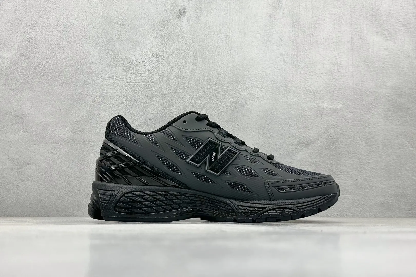 💰220 C版 New Balance 1906系列复古老爹风休闲运动慢跑鞋 #采用轻质牛剖革拼接透气网眼衬垫织物鞋面材质 T-Beam大底提供足步弓支撑，保持步态稳定 后跟搭载外露缓震胶 货号：U1906WFD 尺码：36 37 37.5 38 38.5 39 40 40.5 41 42 42.5 43 44 44.5 45 46.5 编码：33